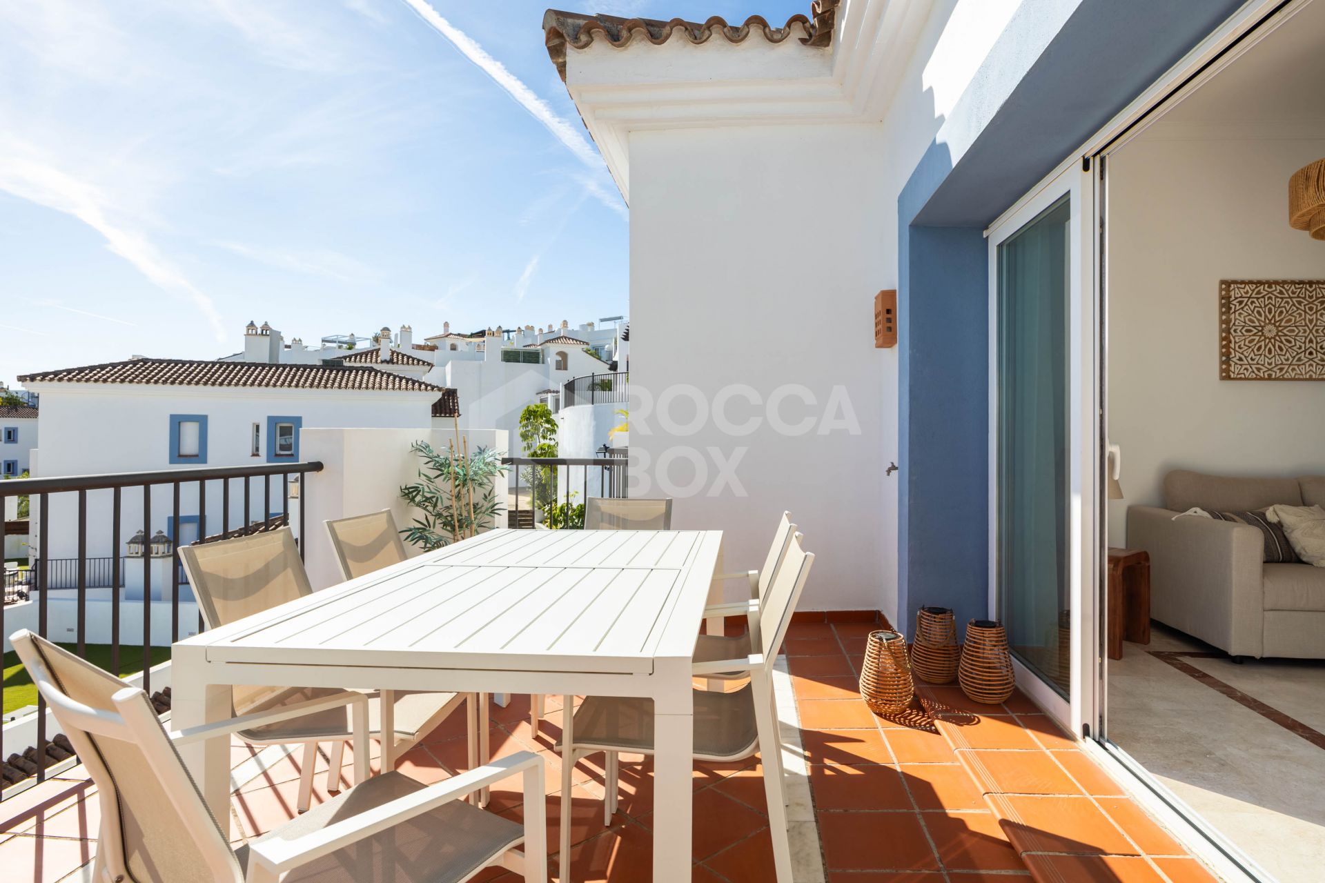 Elegant penthouse in Paraiso Pueblo featuring sea views, spacious terraces, and full facilities.