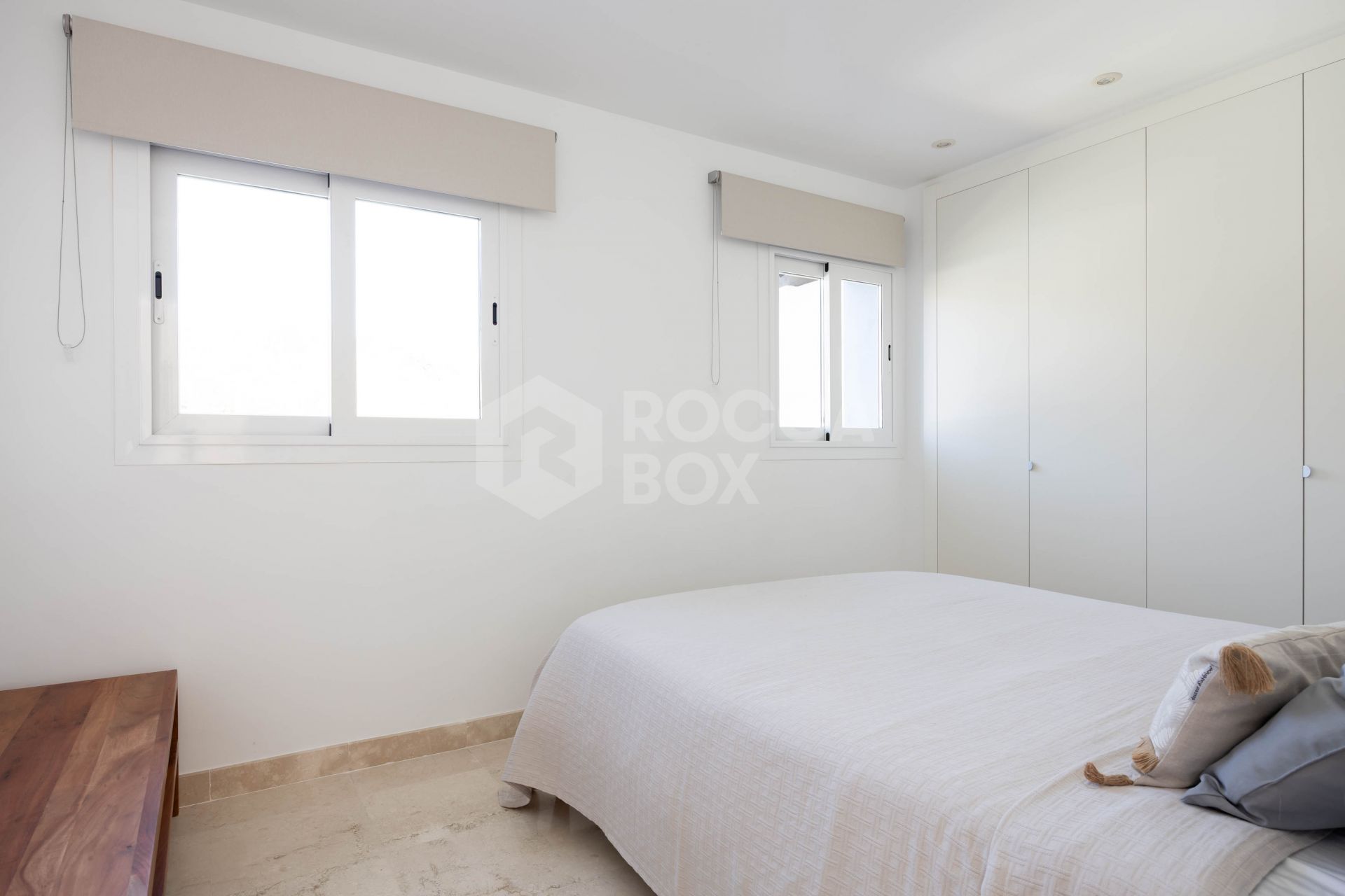 Elegant penthouse in Paraiso Pueblo featuring sea views, spacious terraces, and full facilities.