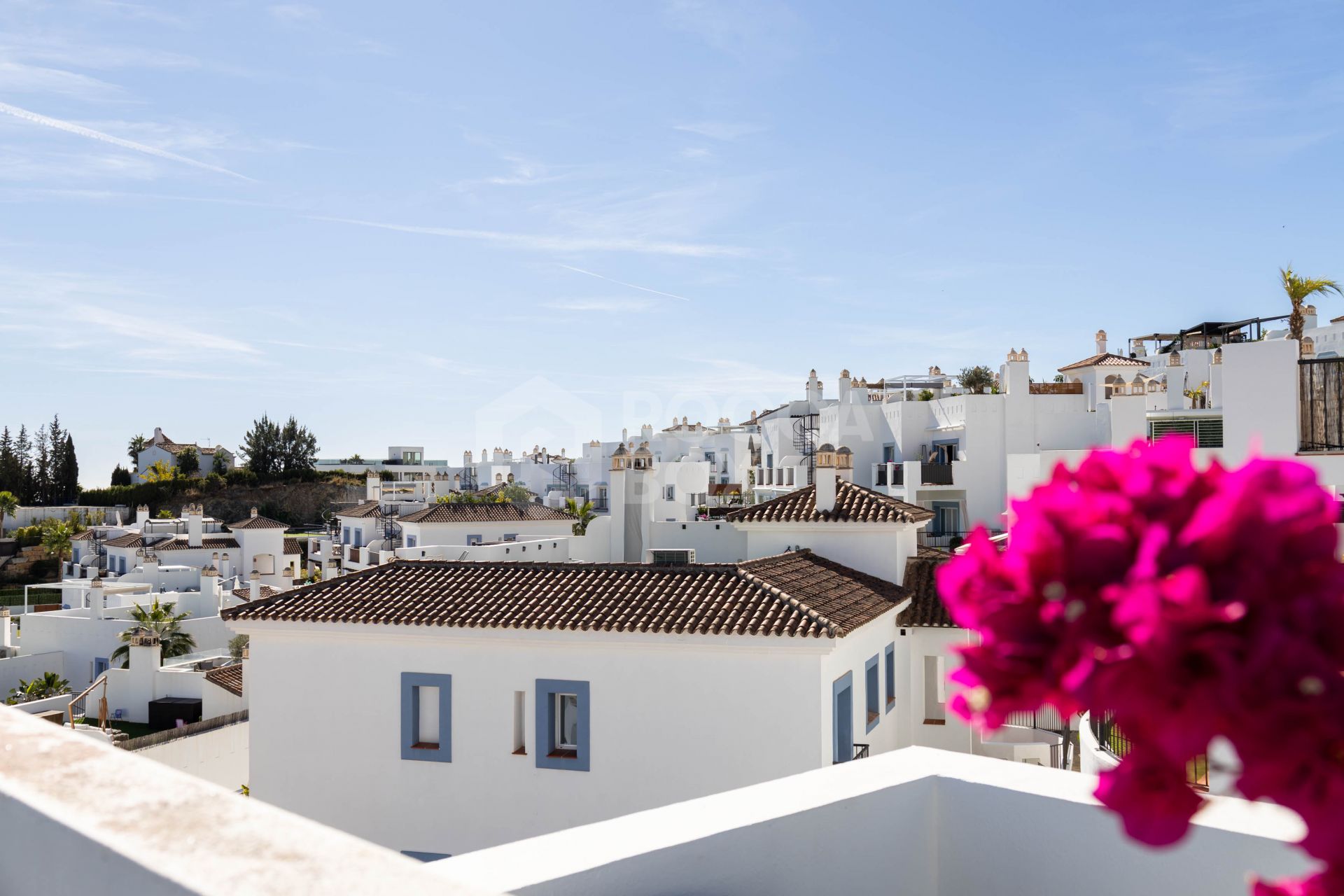 Elegant penthouse in Paraiso Pueblo featuring sea views, spacious terraces, and full facilities.