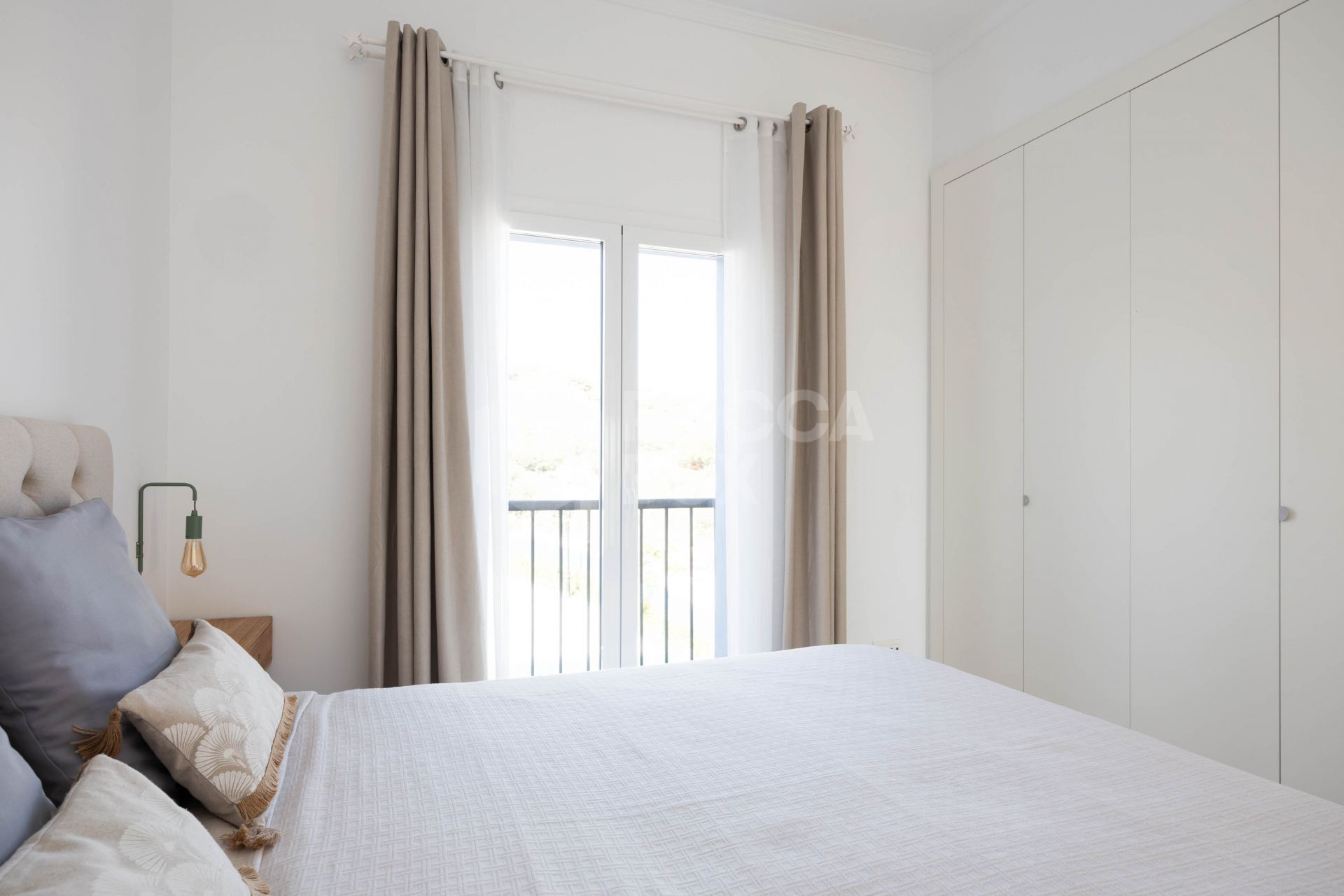 Elegant penthouse in Paraiso Pueblo featuring sea views, spacious terraces, and full facilities.