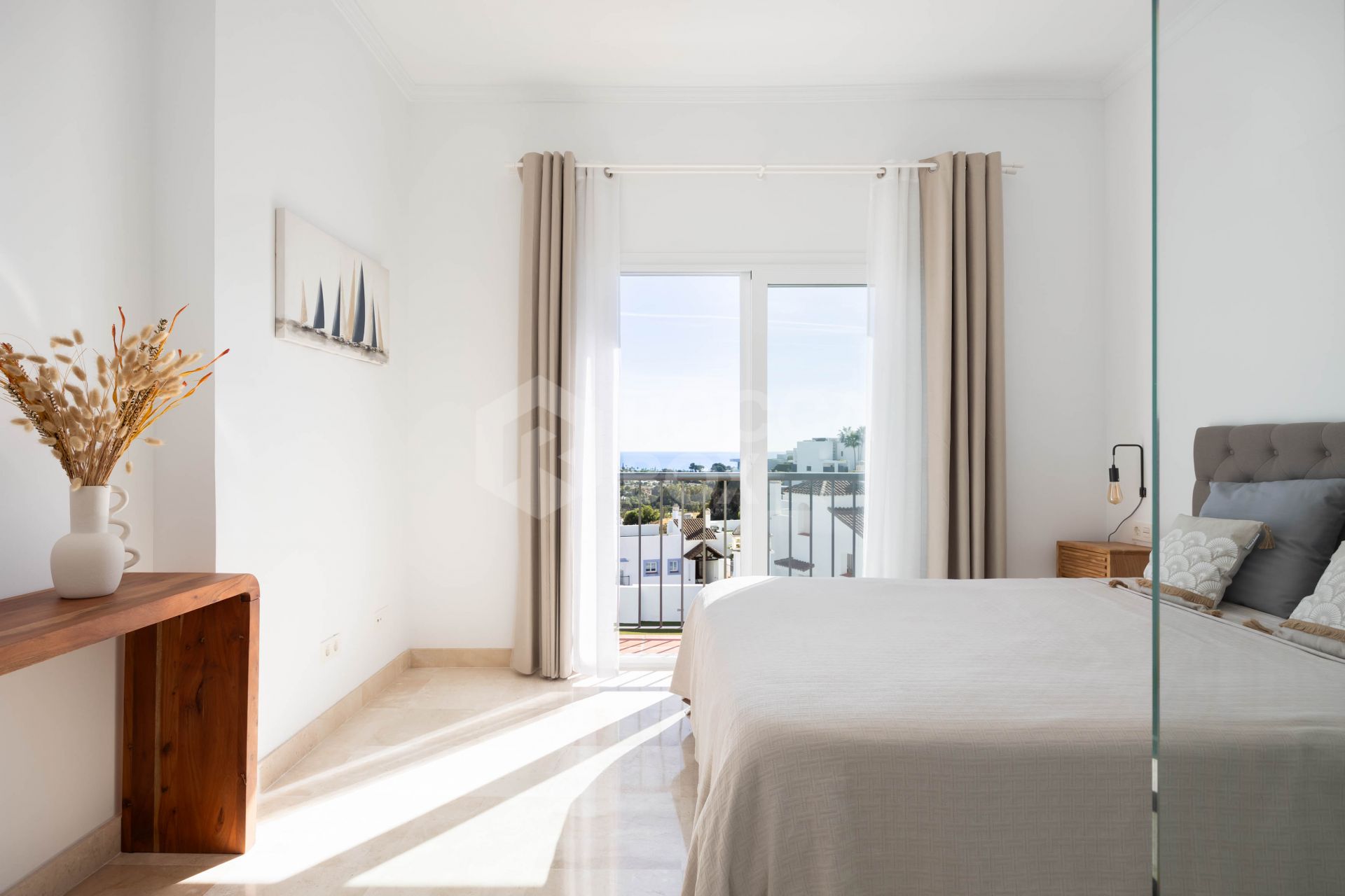 Elegant penthouse in Paraiso Pueblo featuring sea views, spacious terraces, and full facilities.