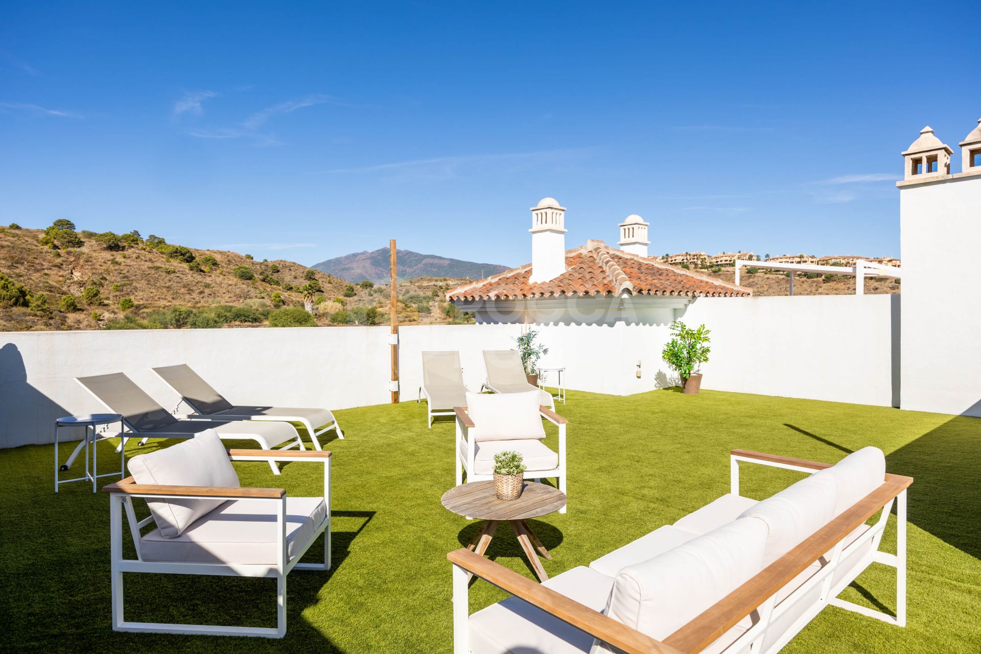 Elegant penthouse in Paraiso Pueblo featuring sea views, spacious terraces, and full facilities.