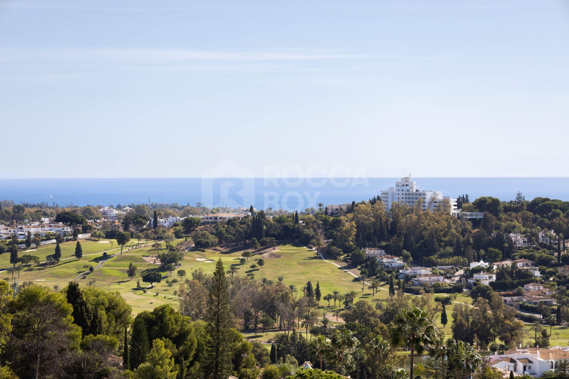 Elegant penthouse in Paraiso Pueblo featuring sea views, spacious terraces, and full facilities.