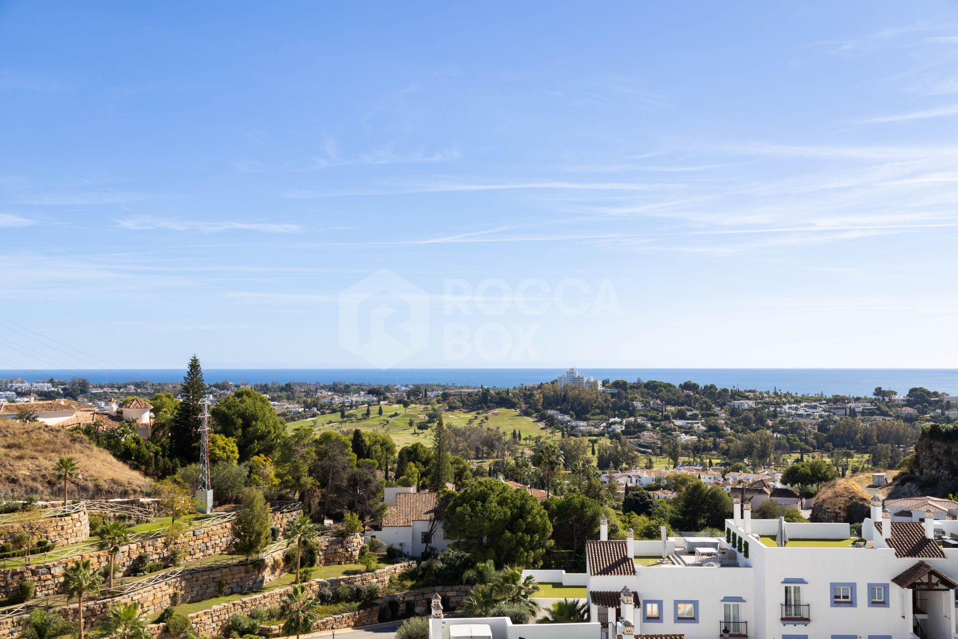 Elegant penthouse in Paraiso Pueblo featuring sea views, spacious terraces, and full facilities.