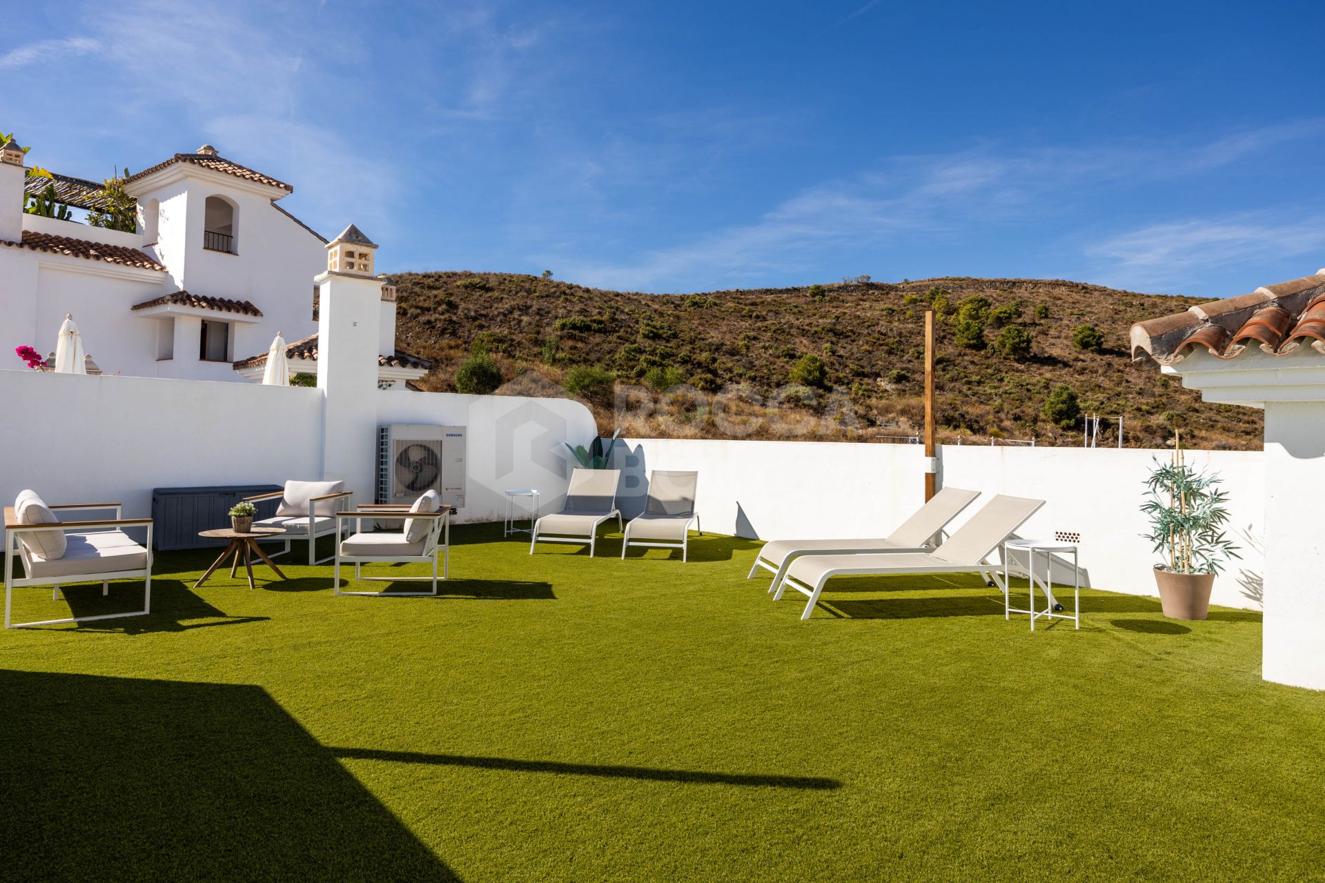 Elegant penthouse in Paraiso Pueblo featuring sea views, spacious terraces, and full facilities.