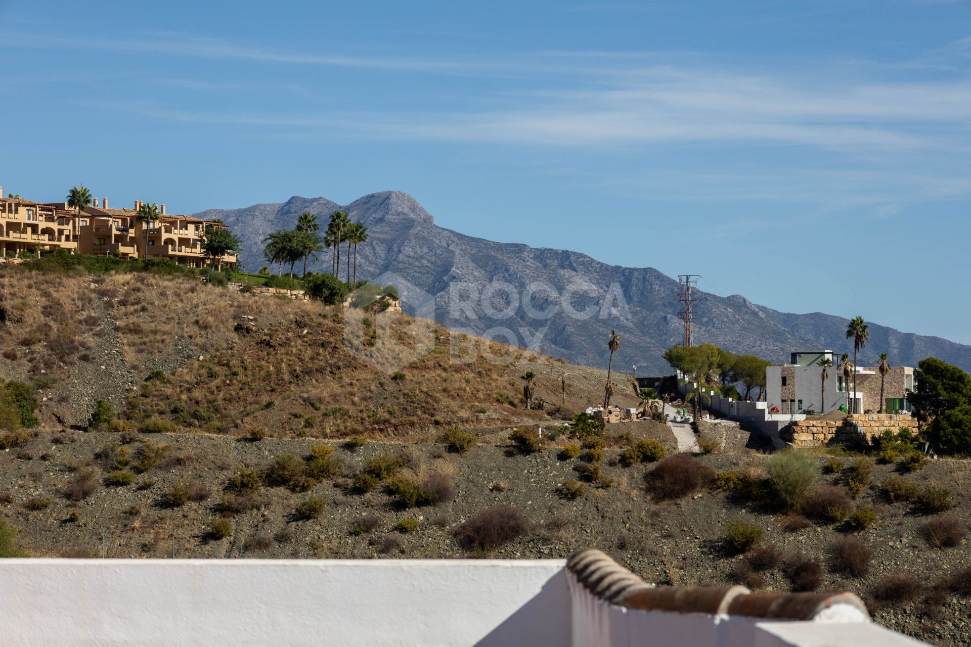 Elegant penthouse in Paraiso Pueblo featuring sea views, spacious terraces, and full facilities.