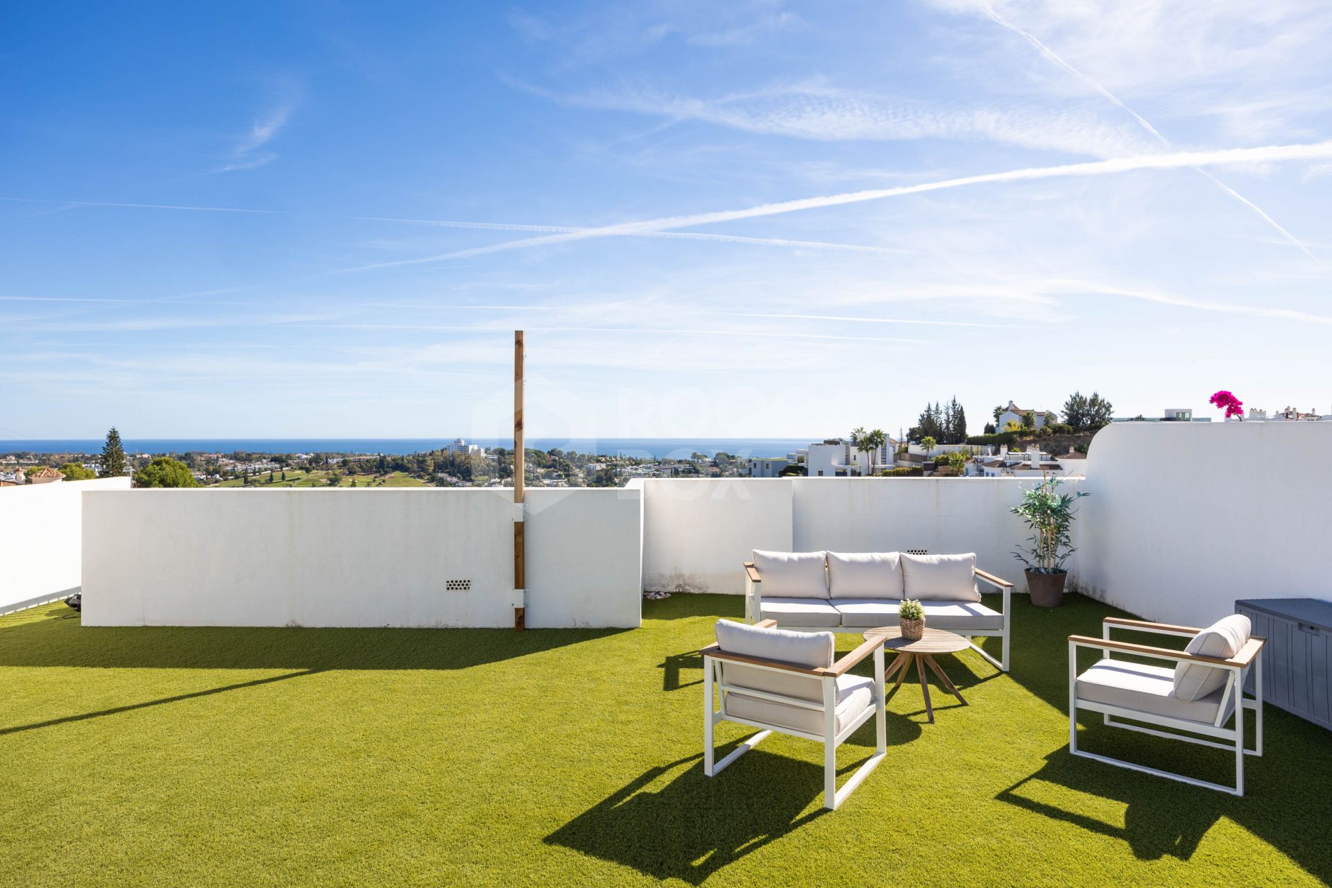 Elegant penthouse in Paraiso Pueblo featuring sea views, spacious terraces, and full facilities.