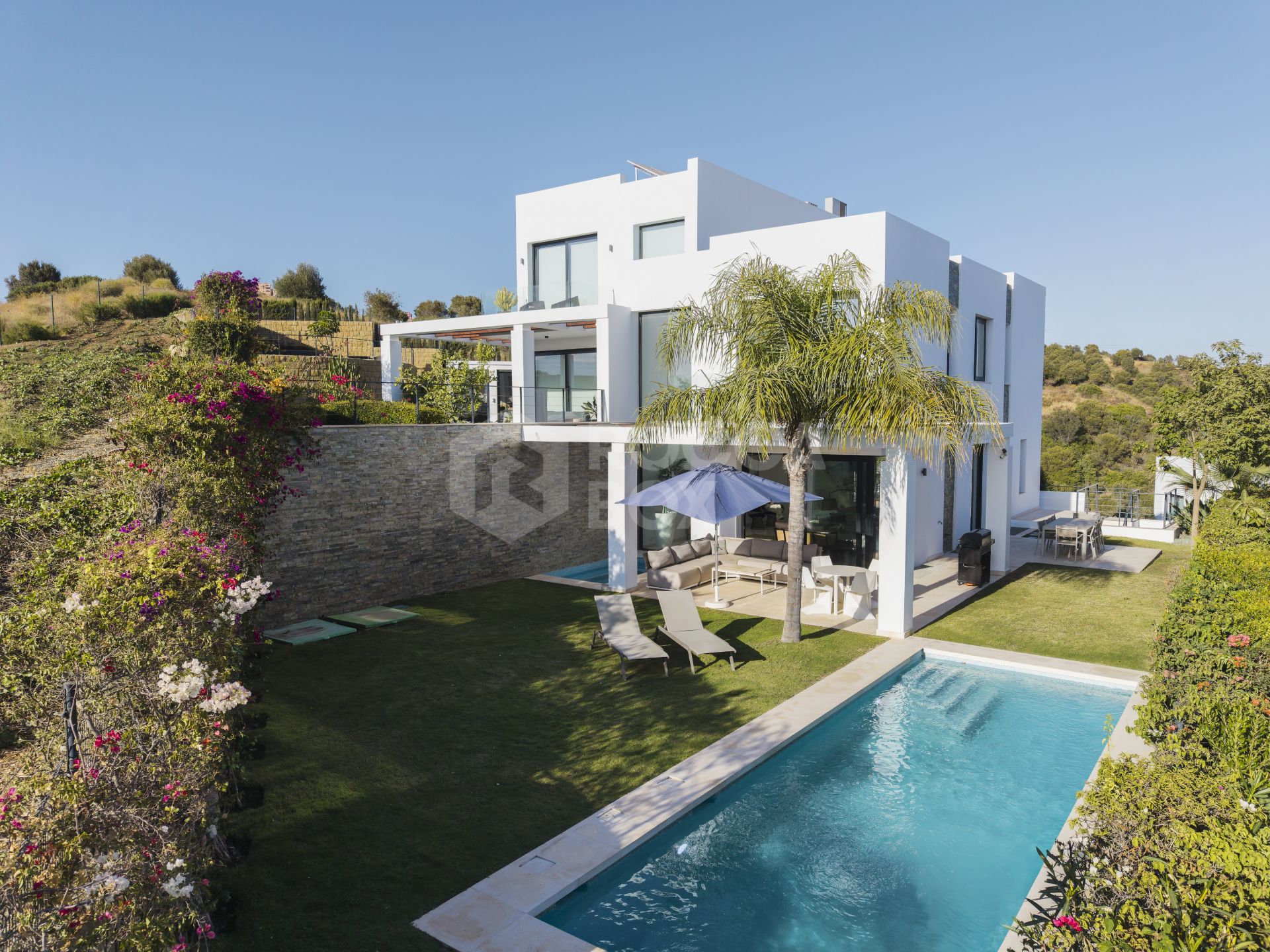 Modern 5-bedroom villa in a secure gated community near Marbella