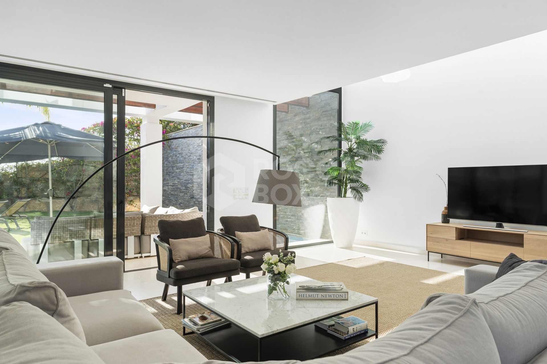 Modern 5-bedroom villa in a secure gated community near Marbella