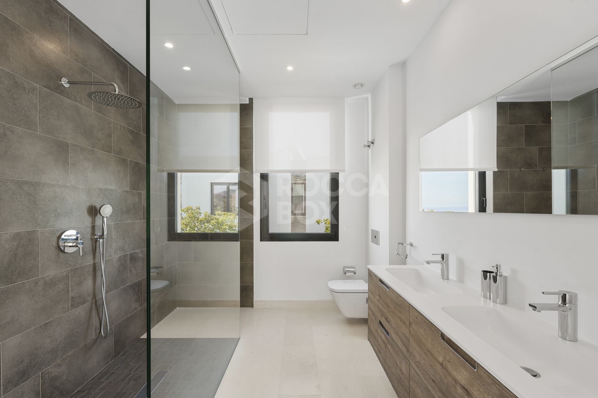 Modern 5-bedroom villa in a secure gated community near Marbella