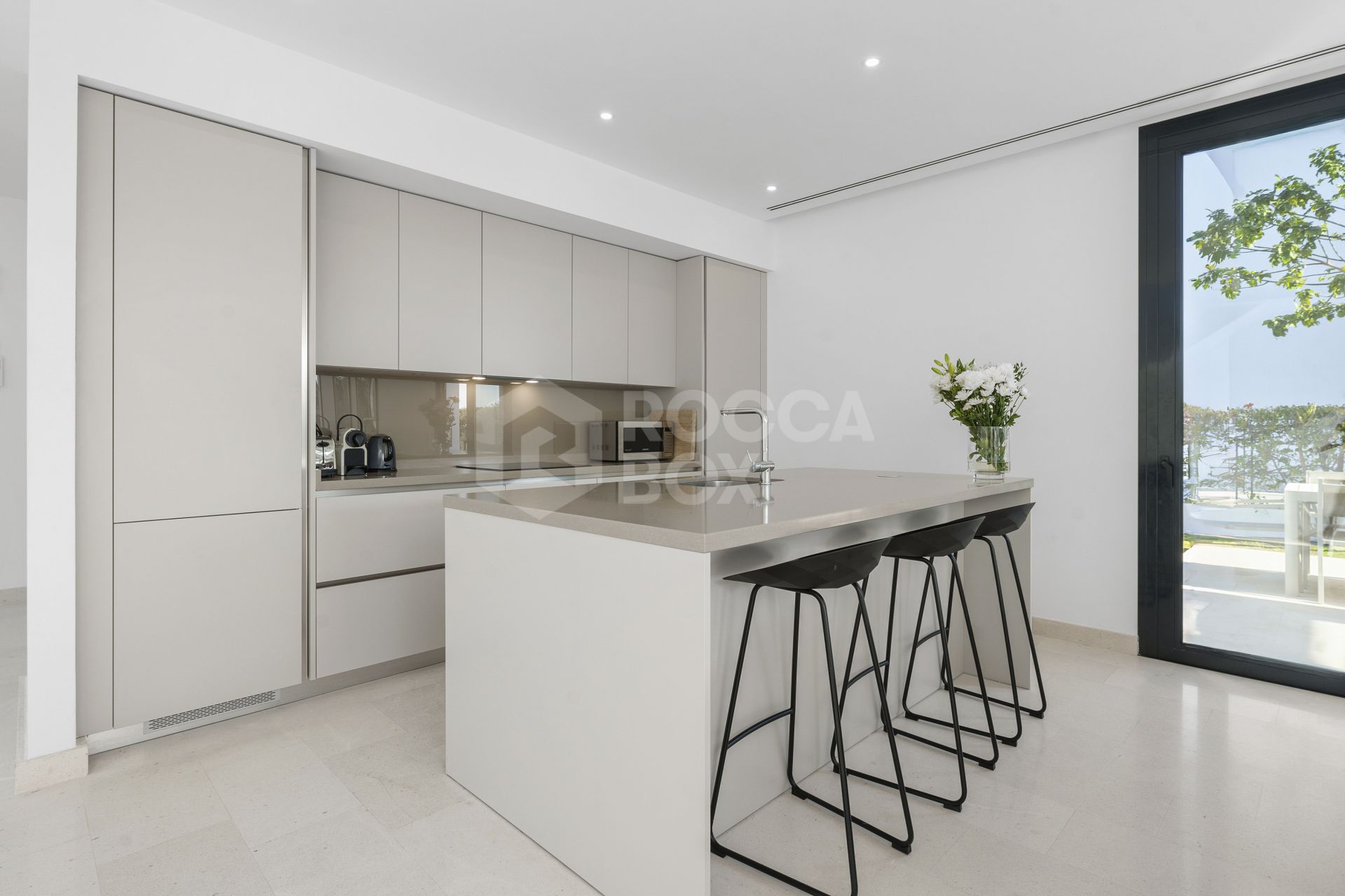 Modern 5-bedroom villa in a secure gated community near Marbella