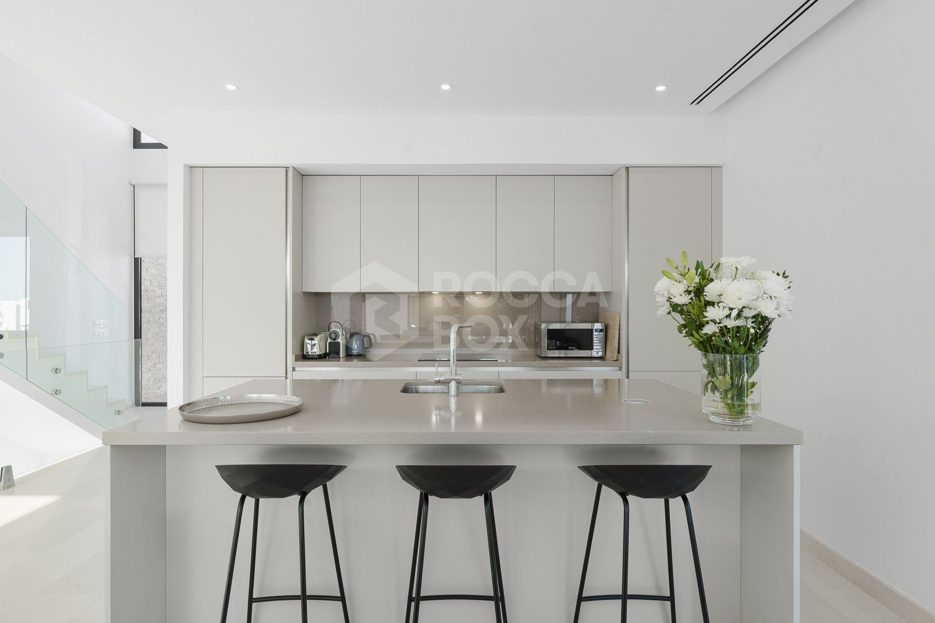 Modern 5-bedroom villa in a secure gated community near Marbella