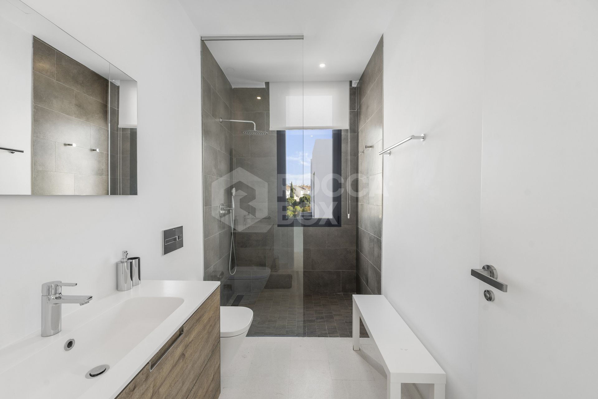 Modern 5-bedroom villa in a secure gated community near Marbella