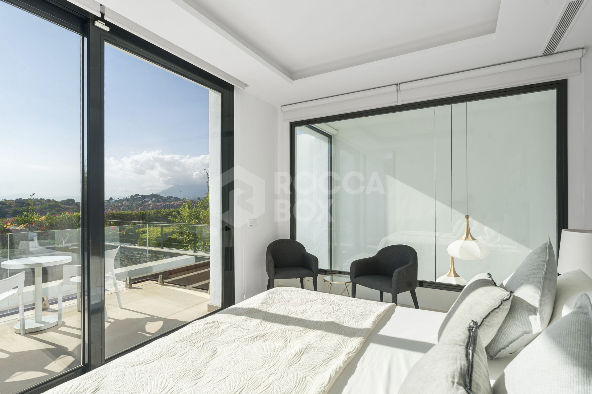 Modern 5-bedroom villa in a secure gated community near Marbella