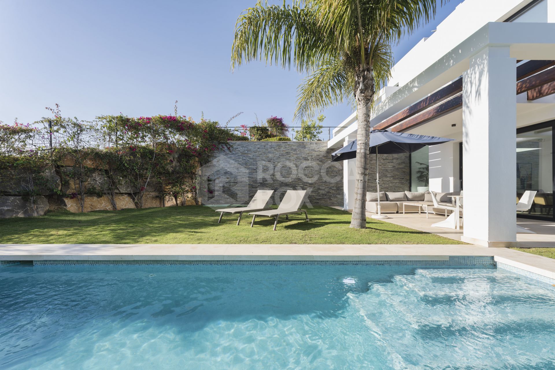 Modern 5-bedroom villa in a secure gated community near Marbella