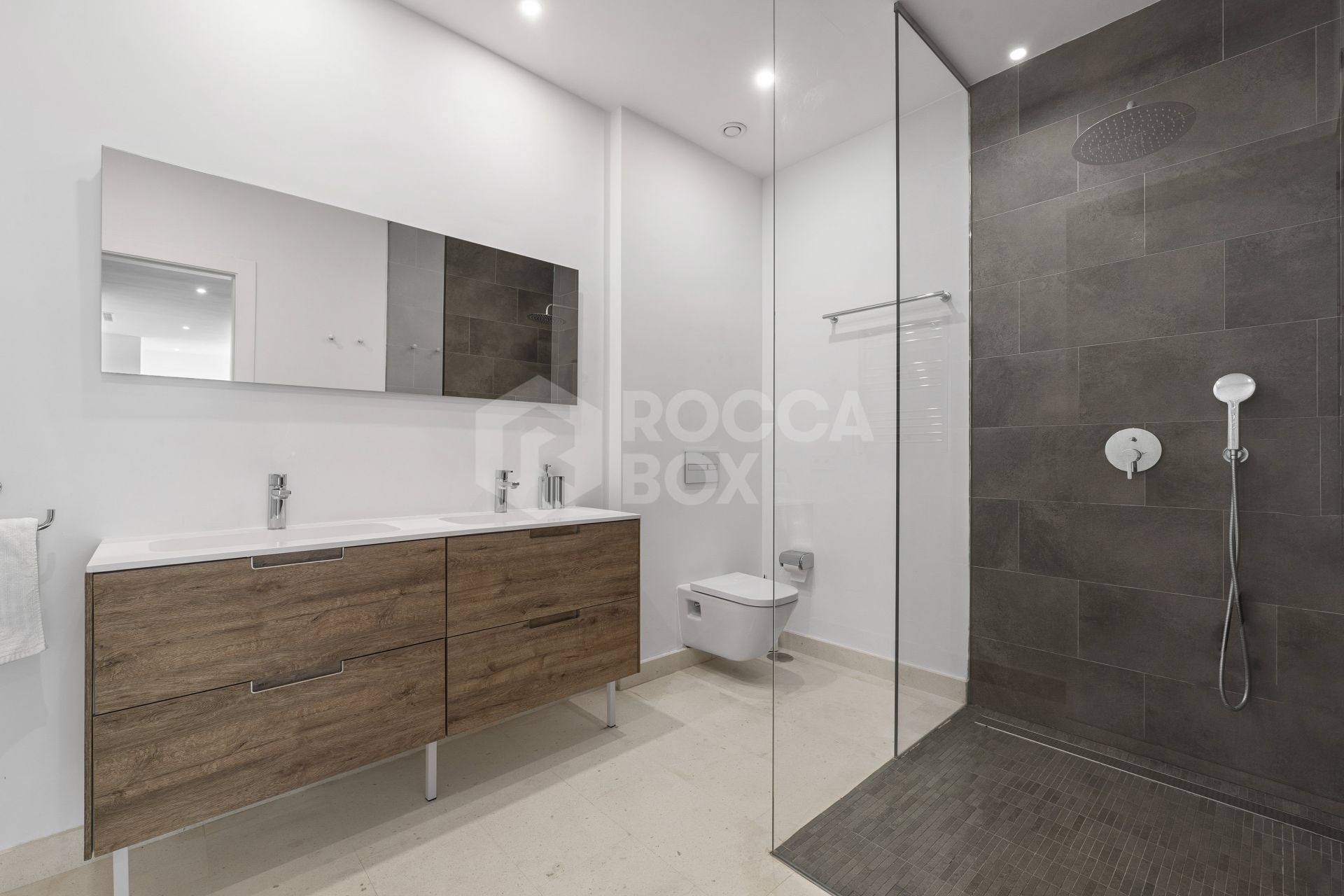 Modern 5-bedroom villa in a secure gated community near Marbella