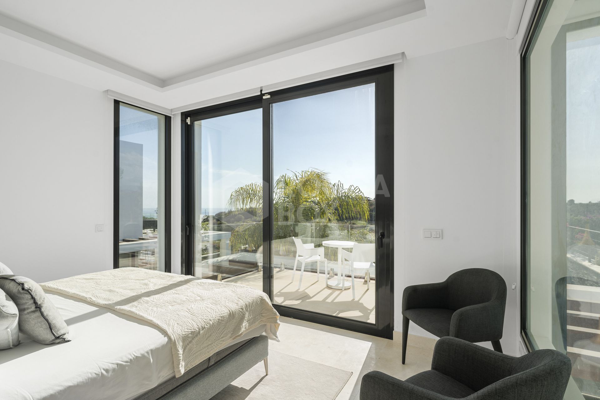 Modern 5-bedroom villa in a secure gated community near Marbella