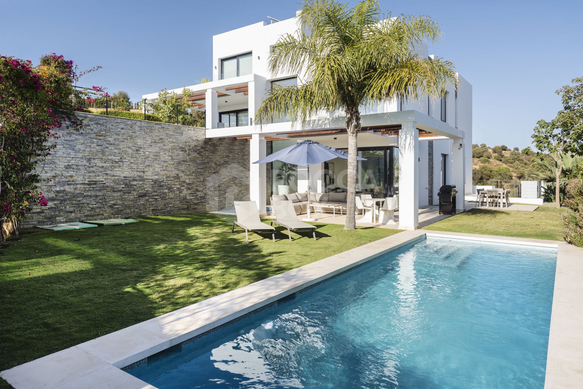 Modern 5-bedroom villa in a secure gated community near Marbella
