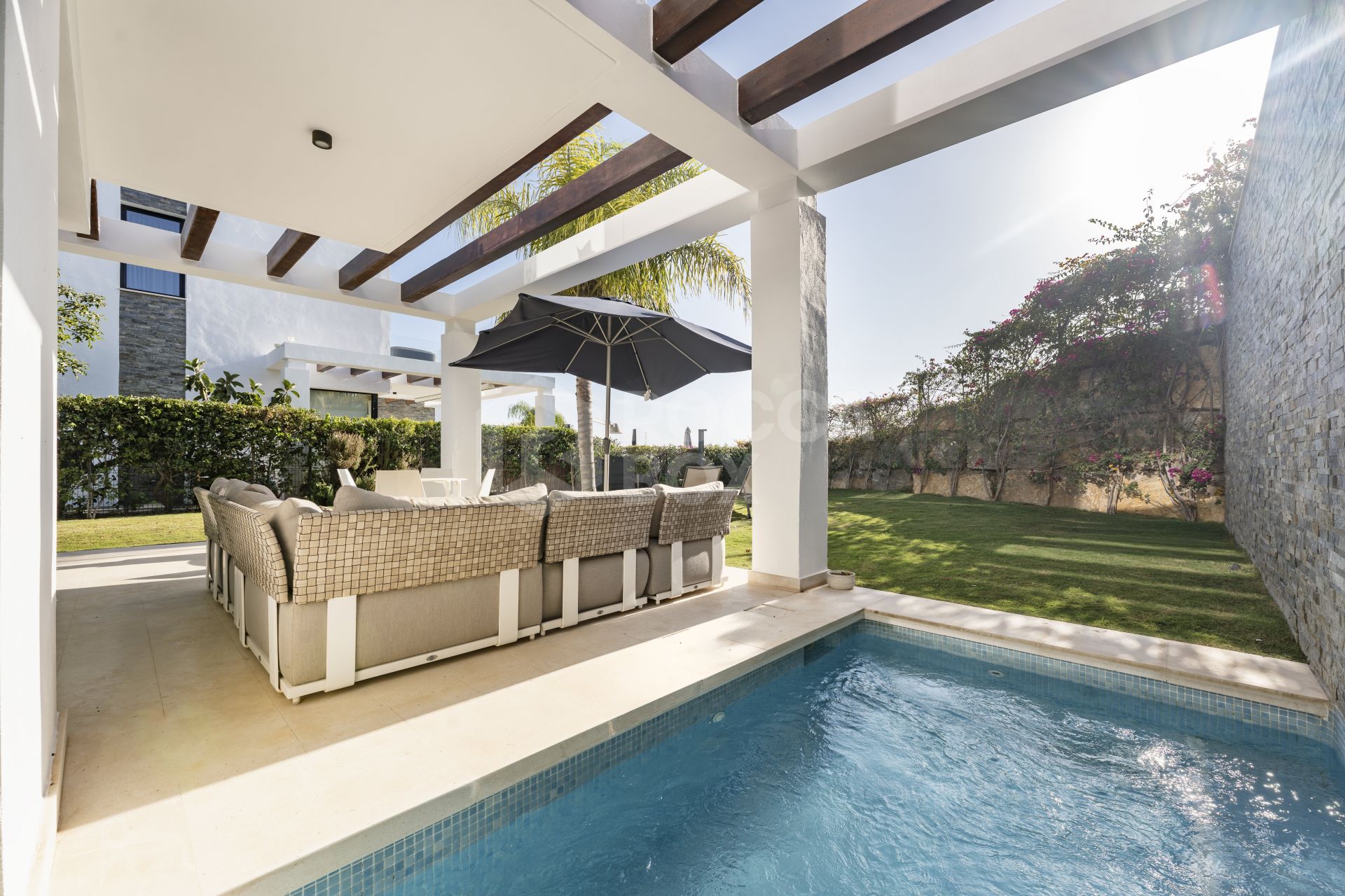 Modern 5-bedroom villa in a secure gated community near Marbella