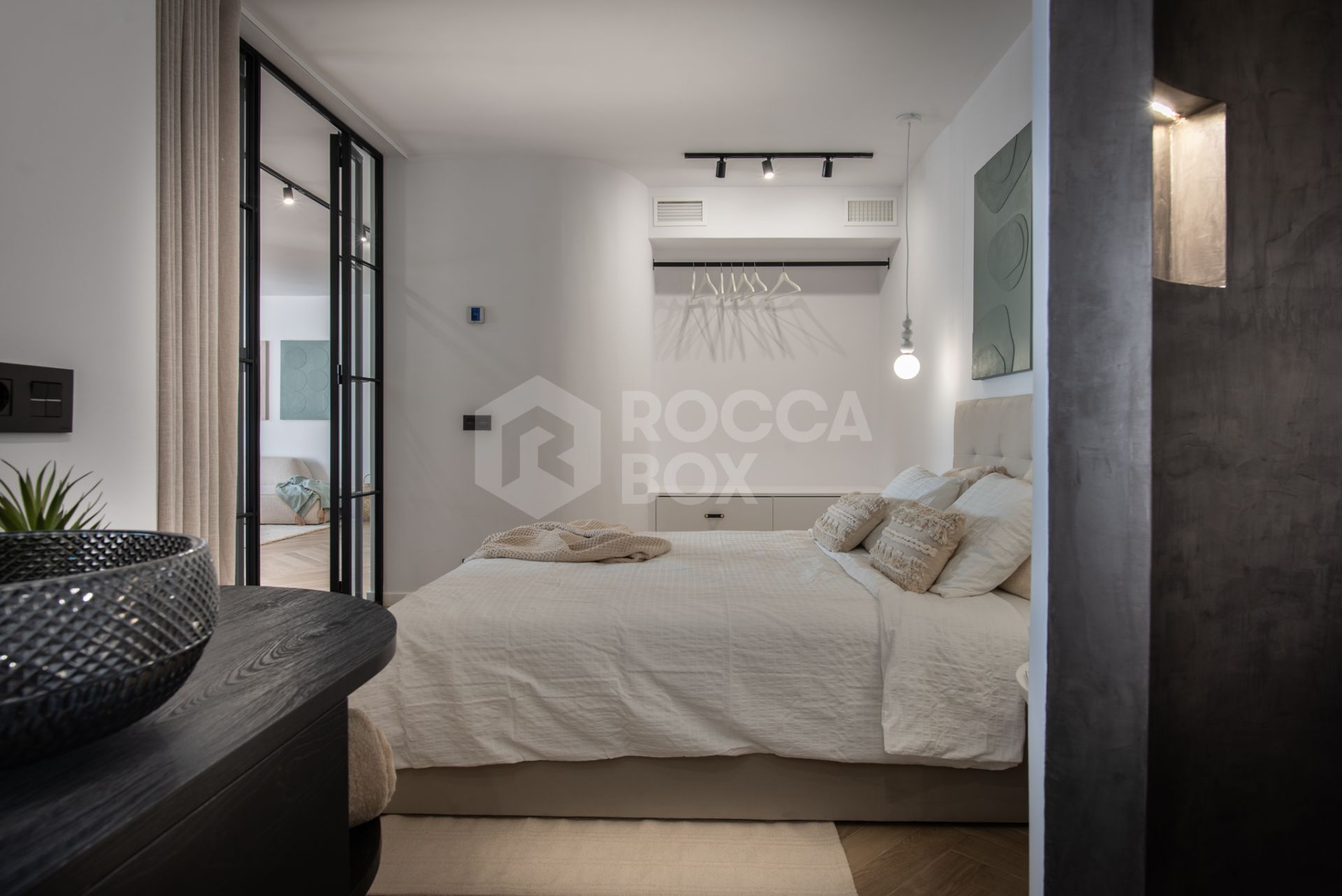 Discover your Marbella dream home — a freshly renovated 3-bedroom apartment in Nueva Andalucía with bright interiors, a spacious terrace, outdoor kitchen, and all amenities close by.