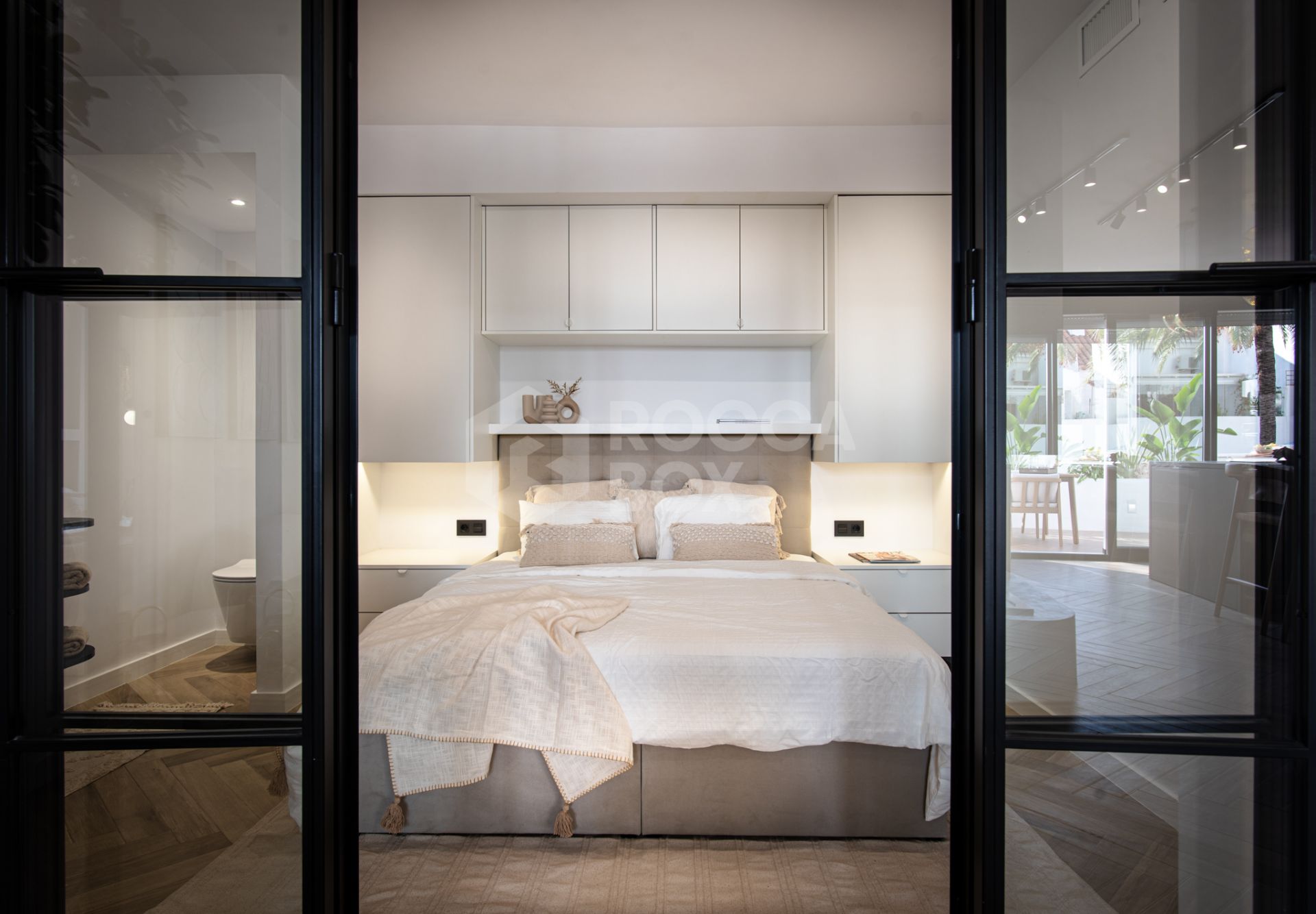 Discover your Marbella dream home — a freshly renovated 3-bedroom apartment in Nueva Andalucía with bright interiors, a spacious terrace, outdoor kitchen, and all amenities close by.