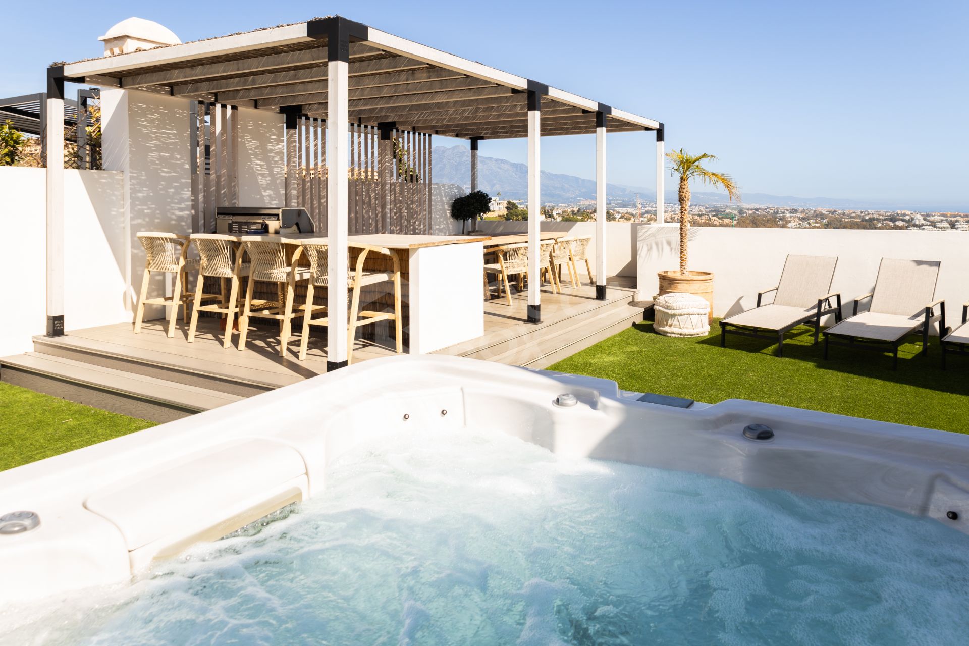 Luxury 3-Bedroom Penthouse with Panoramic Sea Views in El Paraiso