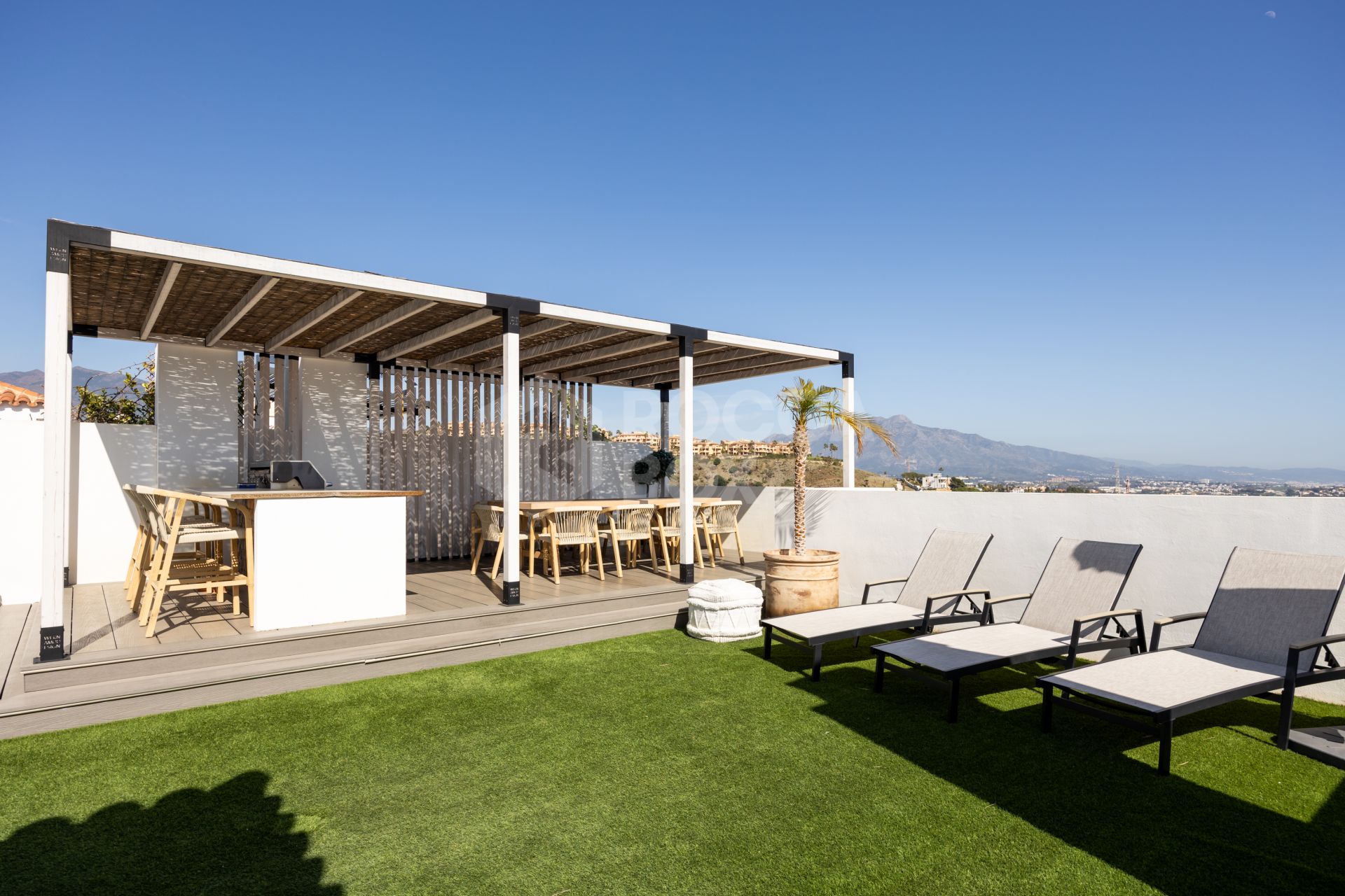 Luxury 3-Bedroom Penthouse with Panoramic Sea Views in El Paraiso