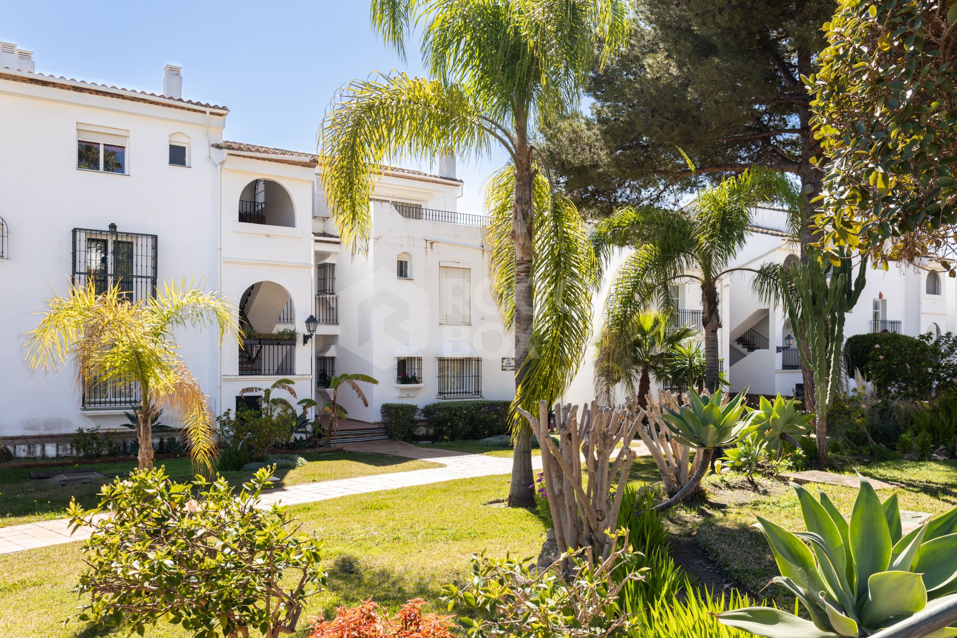 Renovated two-bedroom penthouse in El Paraíso featuring dual terraces, panoramic Mediterranean and La Concha views, luxury finishes, and a prime locations