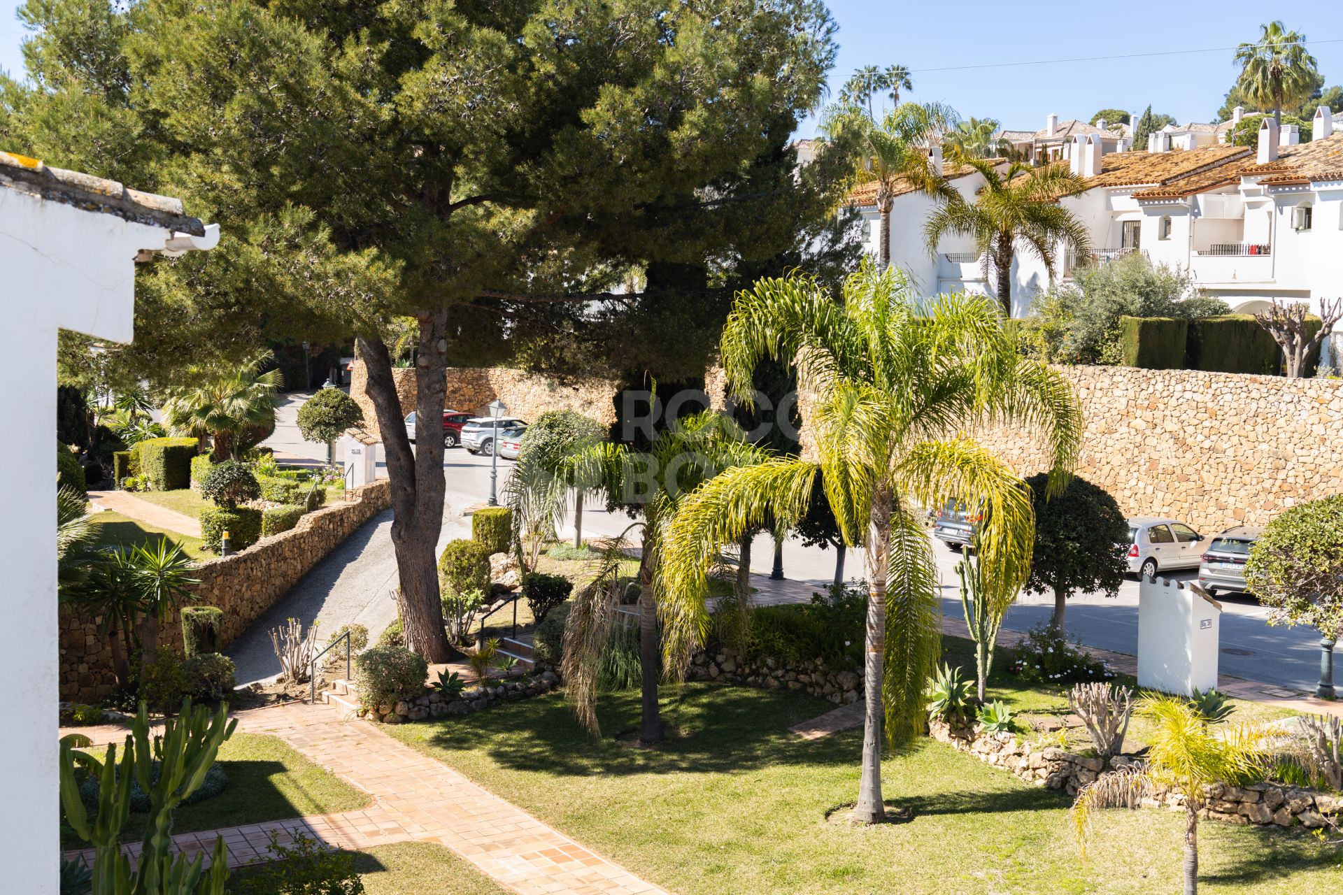Renovated two-bedroom penthouse in El Paraíso featuring dual terraces, panoramic Mediterranean and La Concha views, luxury finishes, and a prime locations