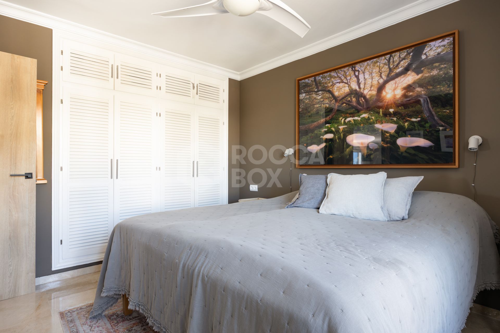 Renovated two-bedroom penthouse in El Paraíso featuring dual terraces, panoramic Mediterranean and La Concha views, luxury finishes, and a prime locations