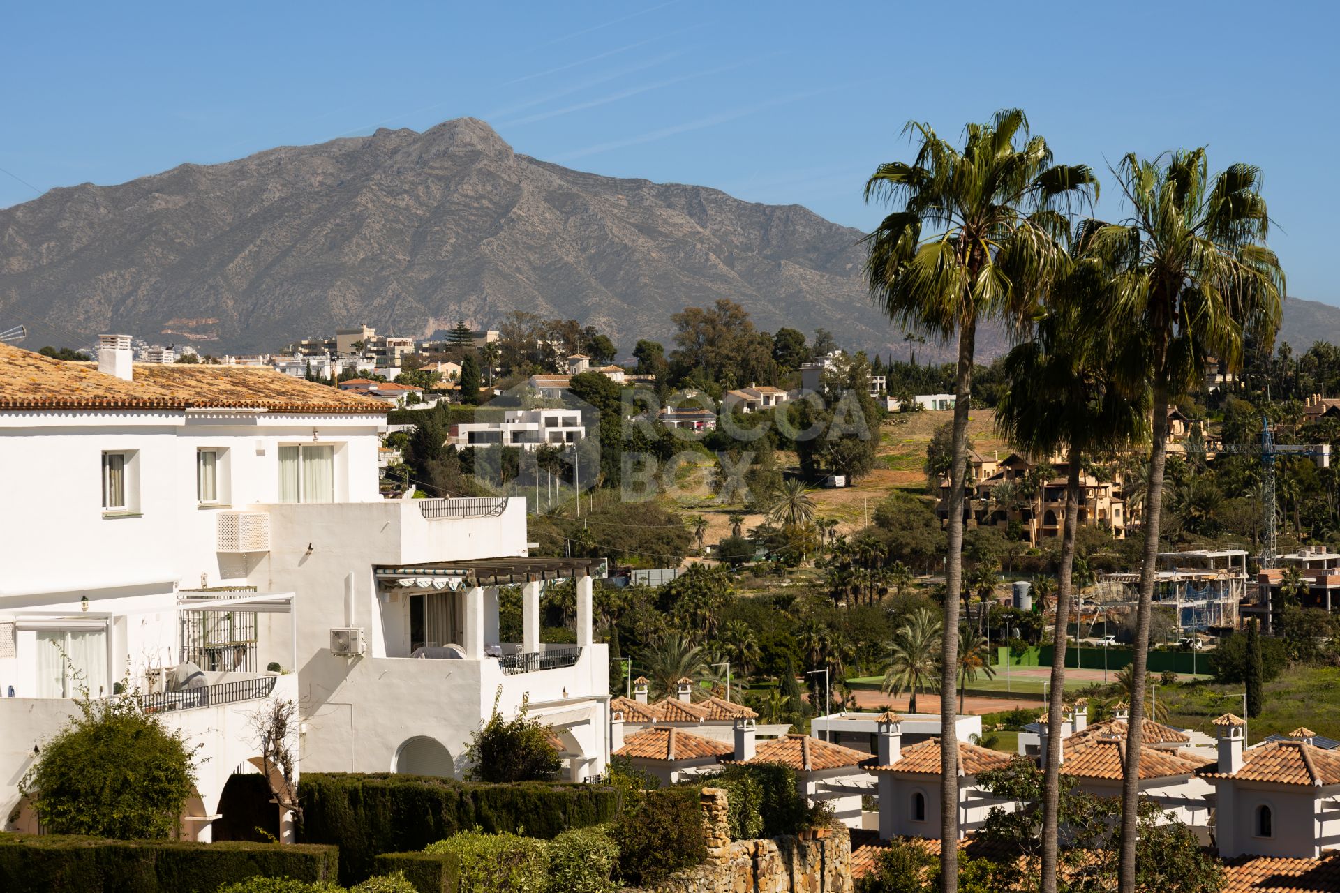 Renovated two-bedroom penthouse in El Paraíso featuring dual terraces, panoramic Mediterranean and La Concha views, luxury finishes, and a prime locations