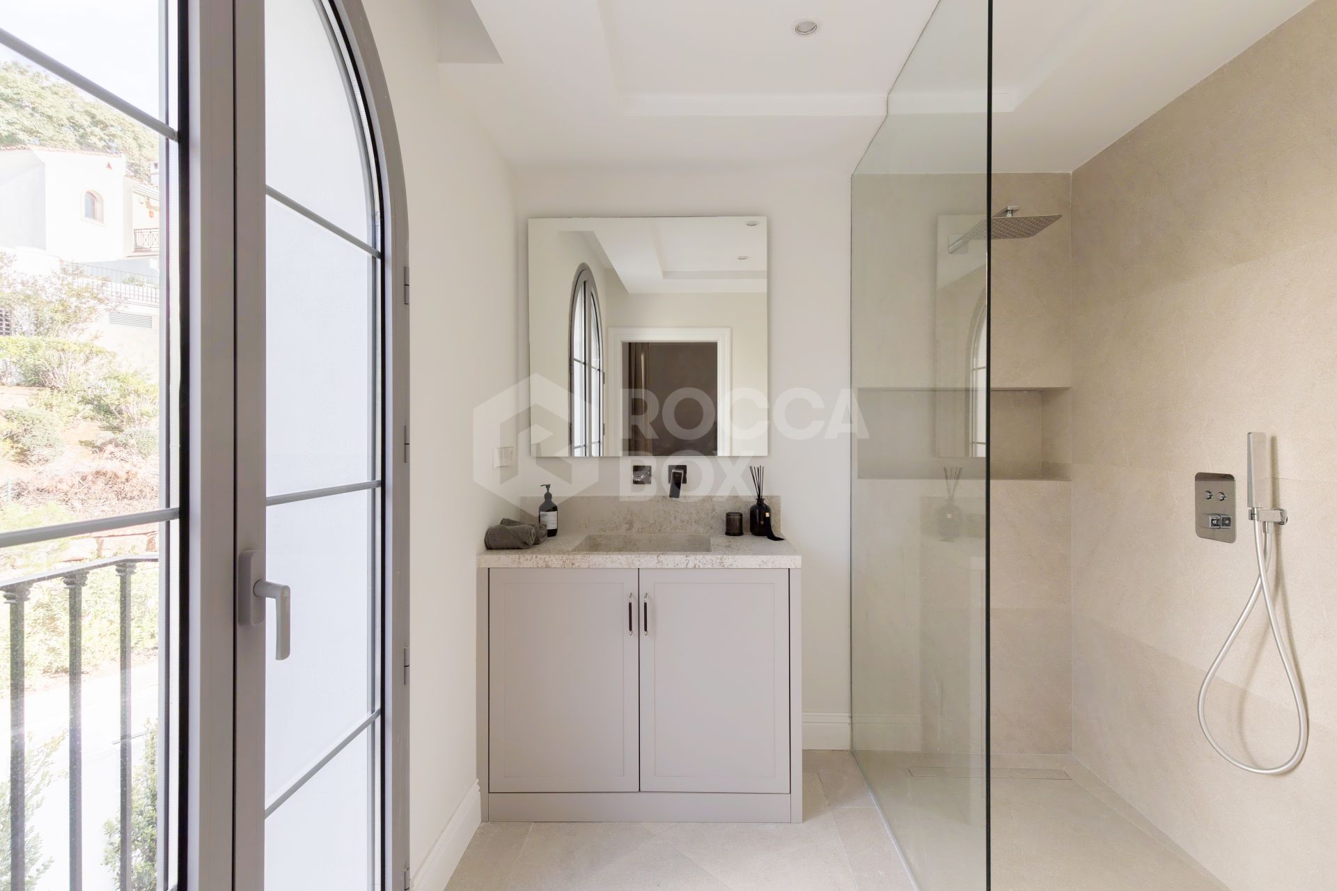 Refined contemporary residence set within the prestigious Los Arqueros community in Benahavís