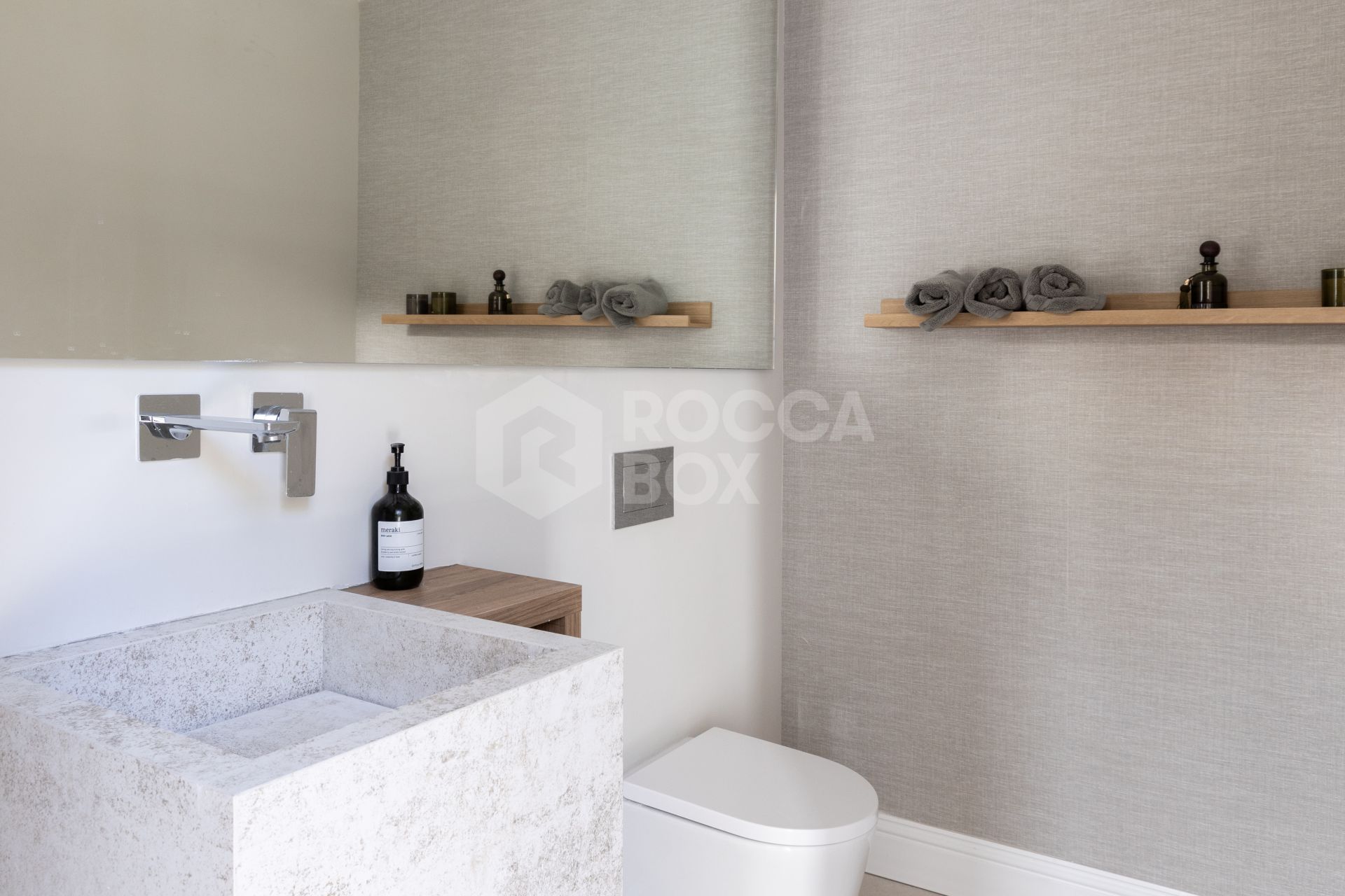 Refined contemporary residence set within the prestigious Los Arqueros community in Benahavís