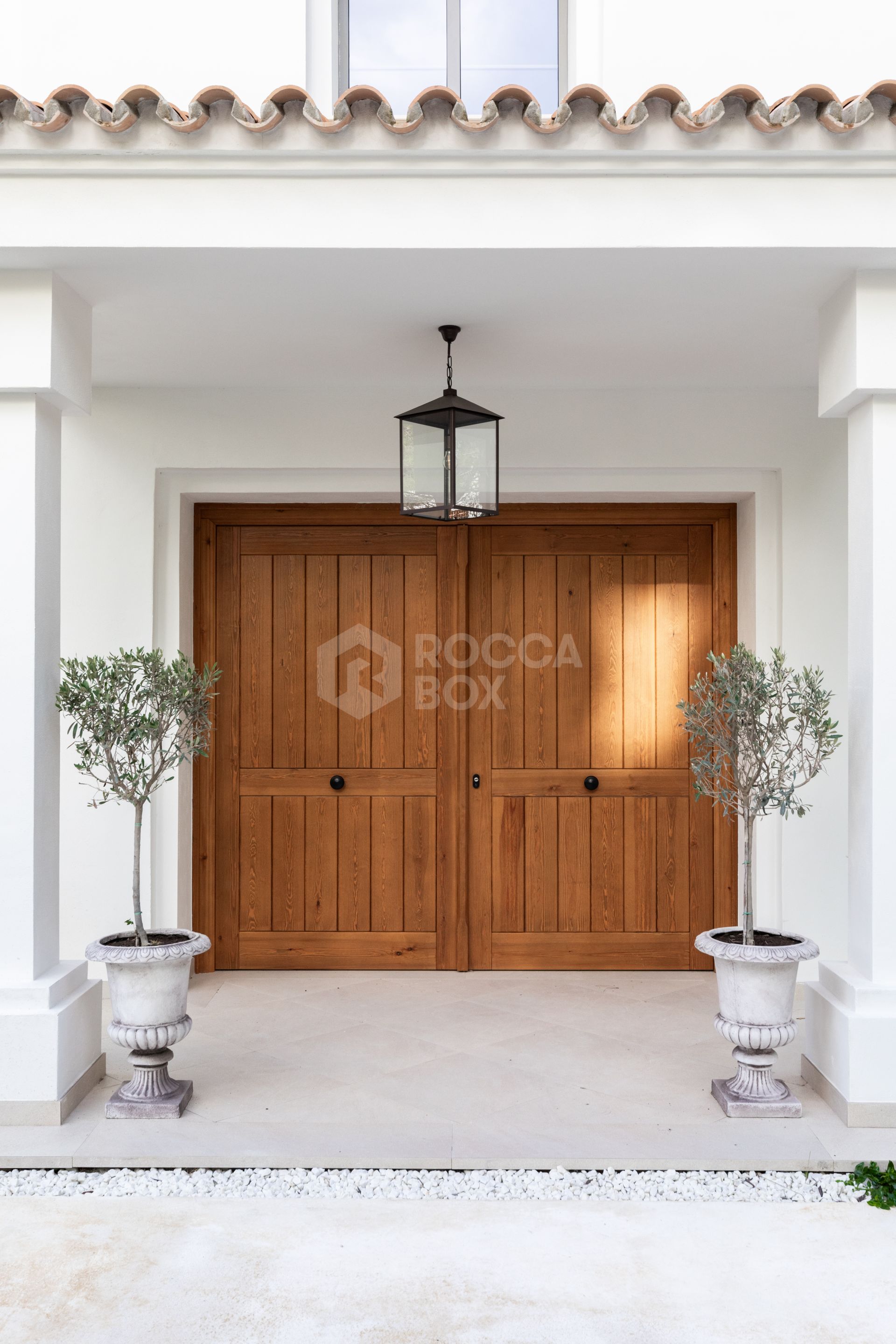 Refined contemporary residence set within the prestigious Los Arqueros community in Benahavís