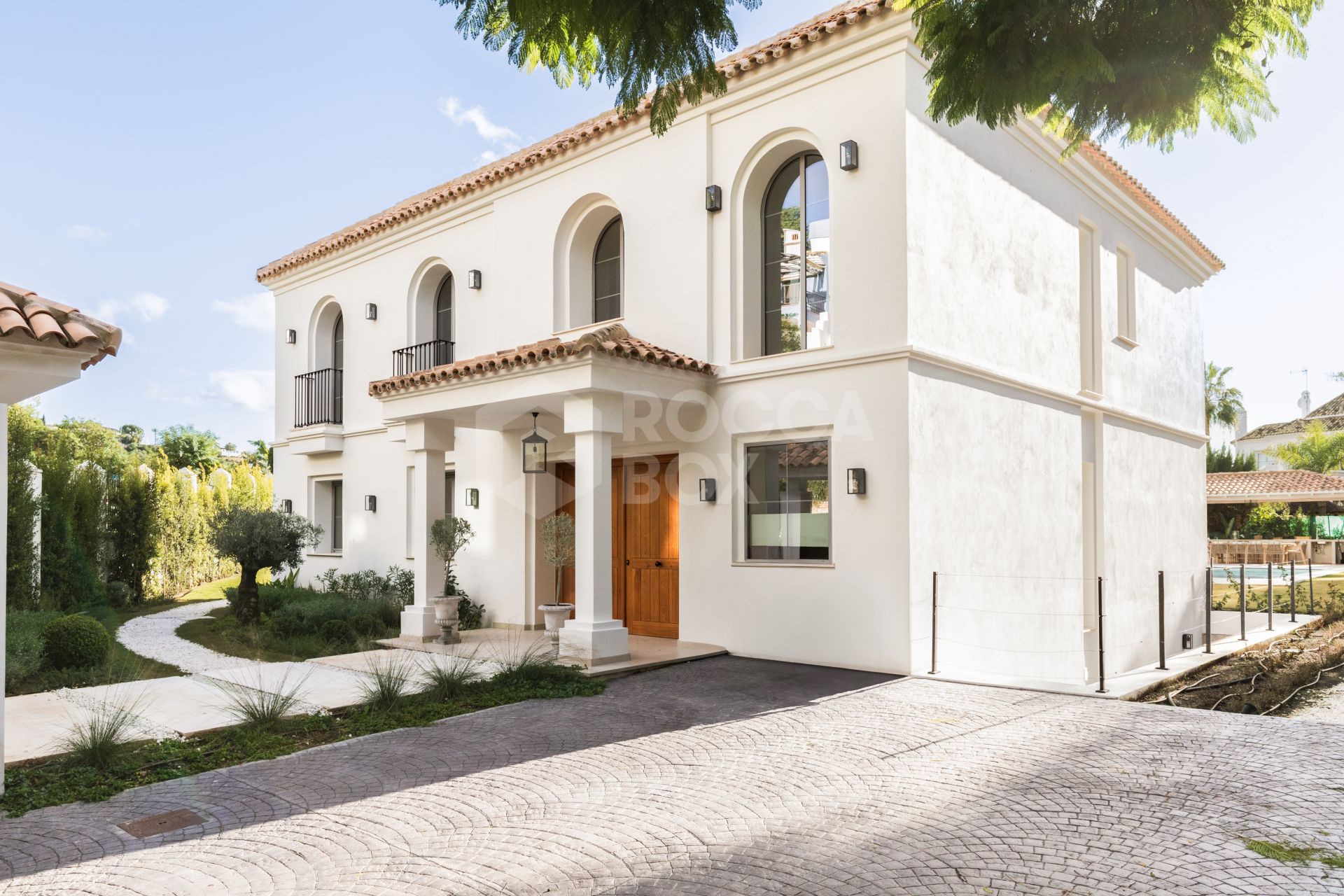 Refined contemporary residence set within the prestigious Los Arqueros community in Benahavís