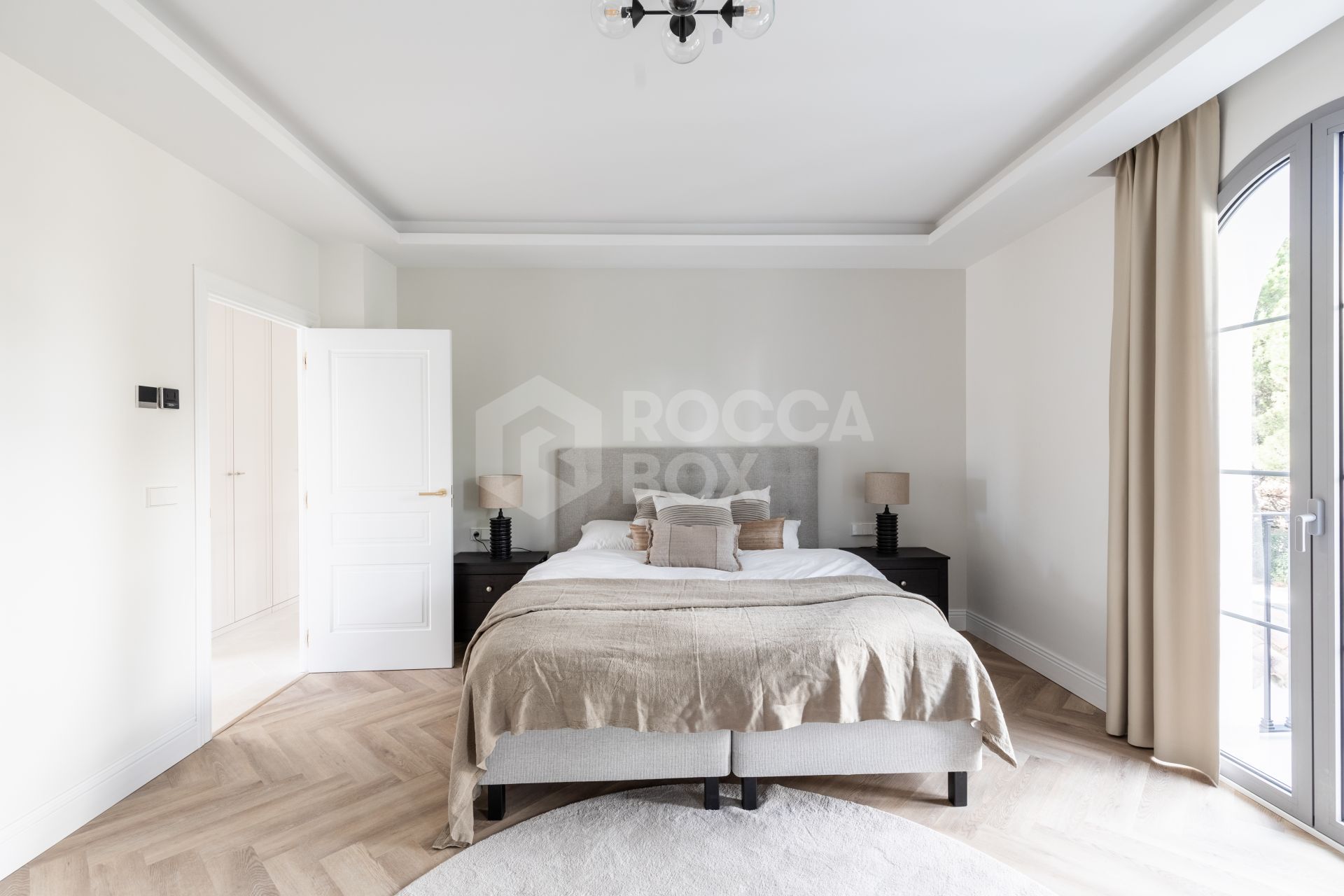 Refined contemporary residence set within the prestigious Los Arqueros community in Benahavís