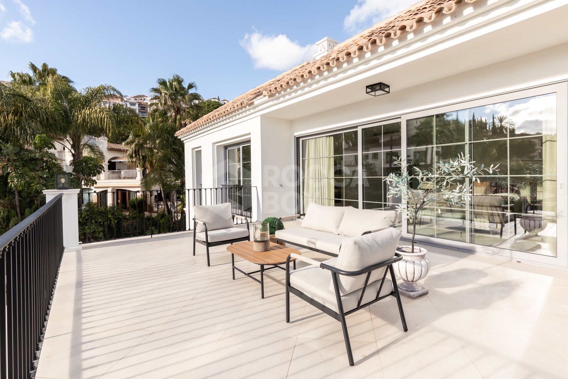 Refined contemporary residence set within the prestigious Los Arqueros community in Benahavís