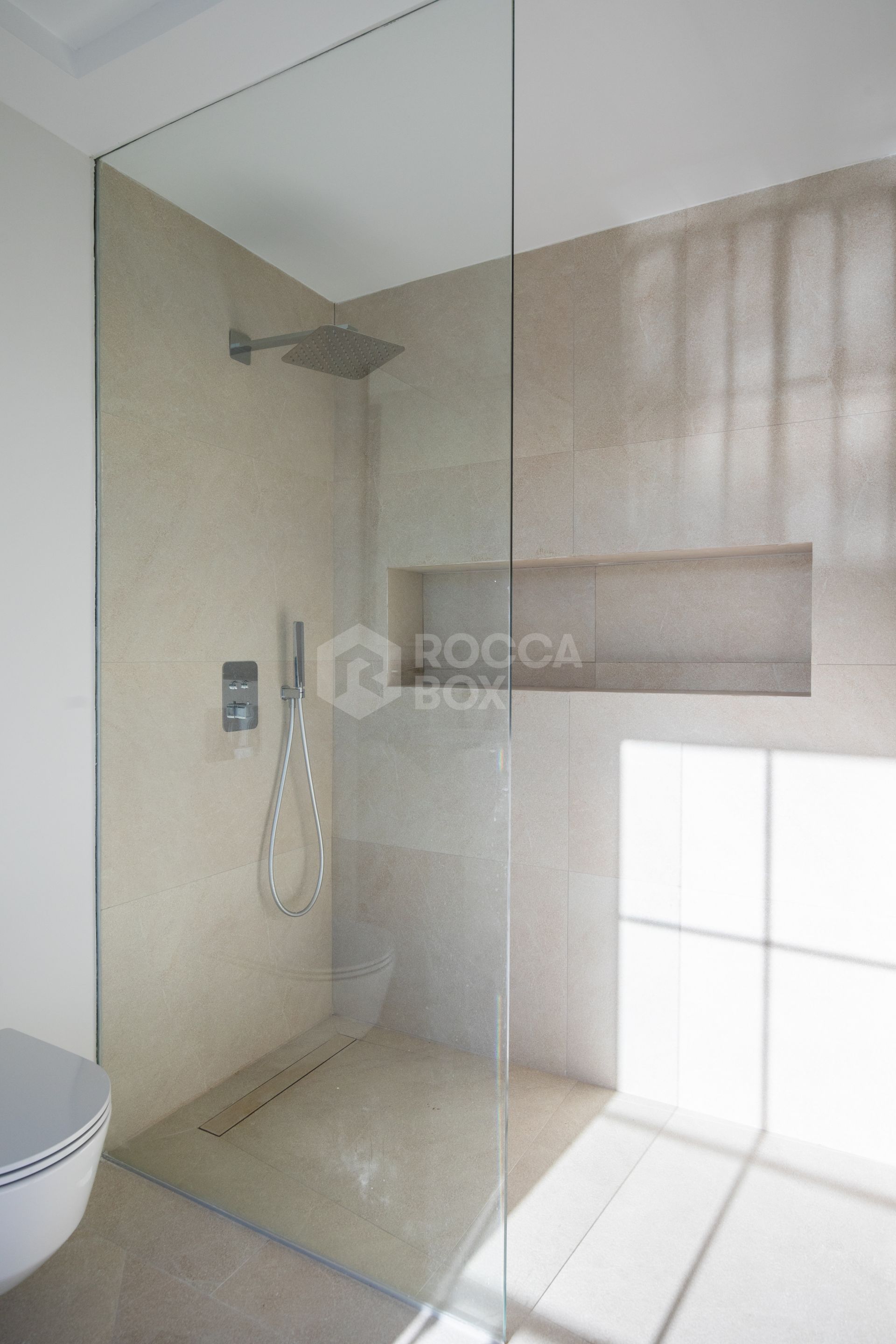 Refined contemporary residence set within the prestigious Los Arqueros community in Benahavís