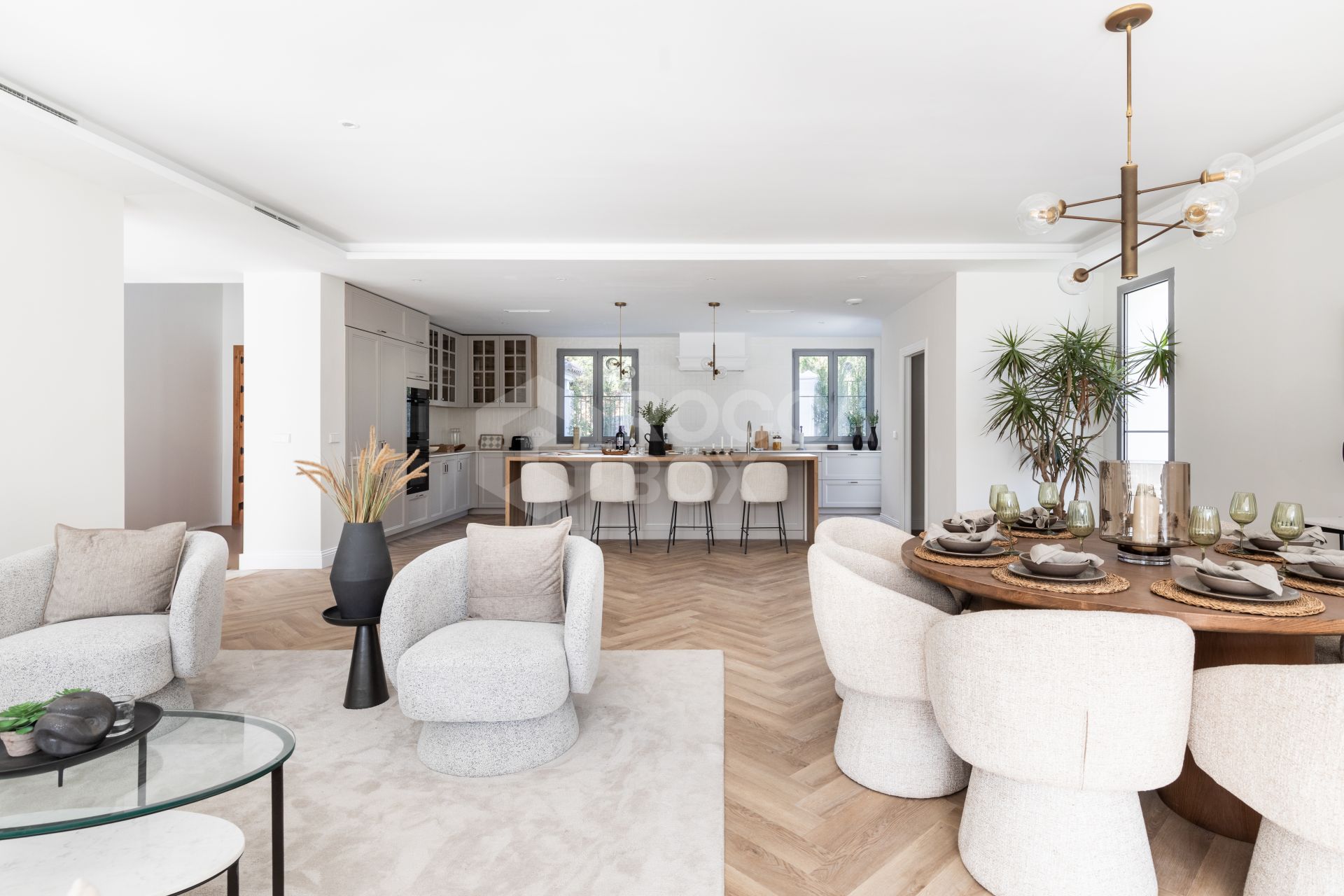 Refined contemporary residence set within the prestigious Los Arqueros community in Benahavís