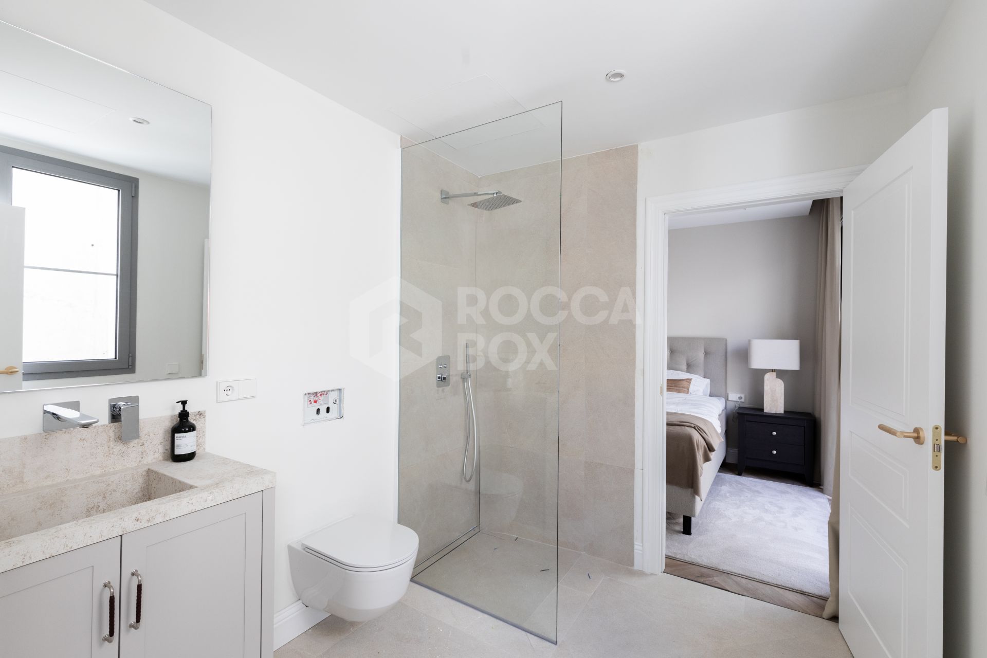 Refined contemporary residence set within the prestigious Los Arqueros community in Benahavís