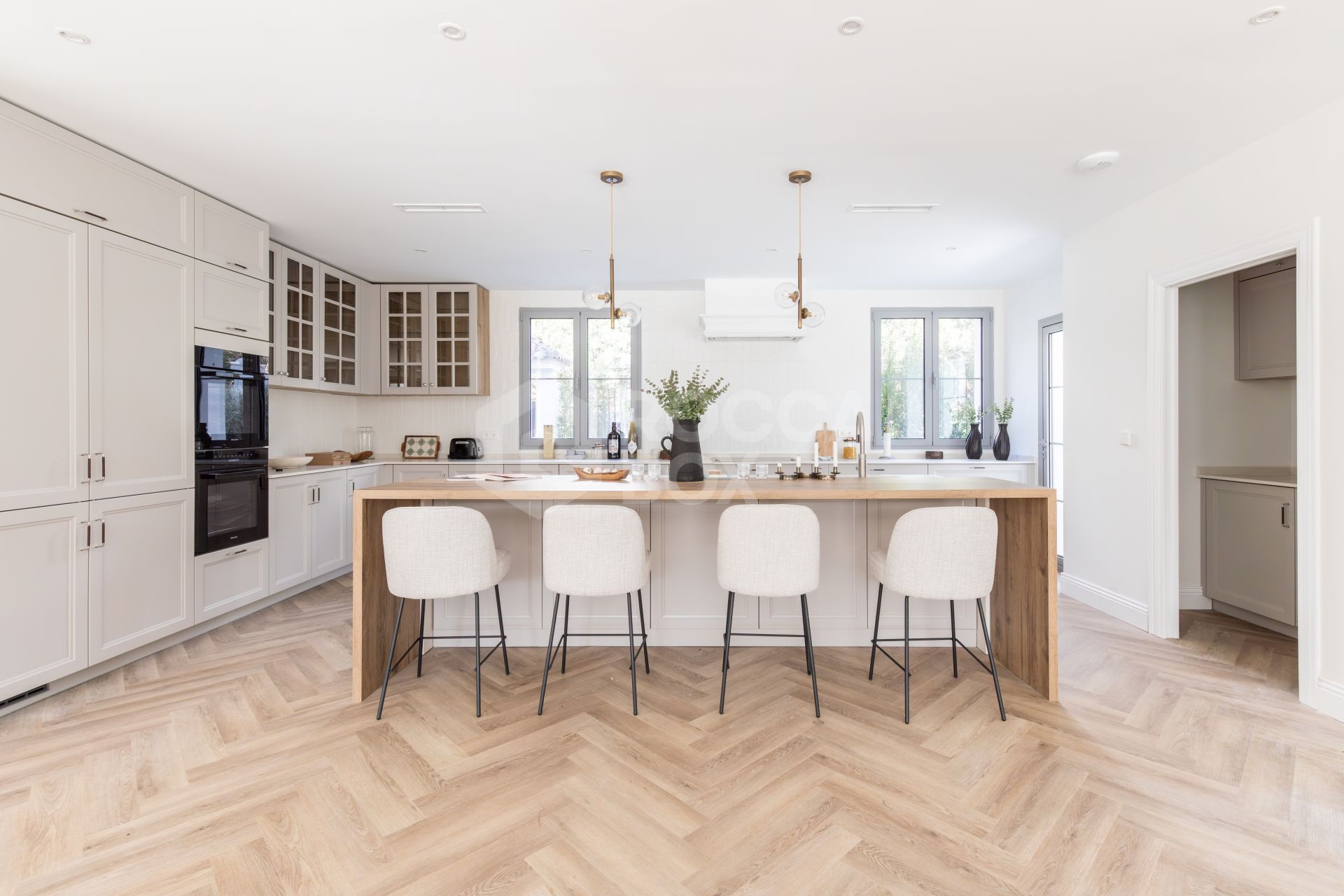 Refined contemporary residence set within the prestigious Los Arqueros community in Benahavís