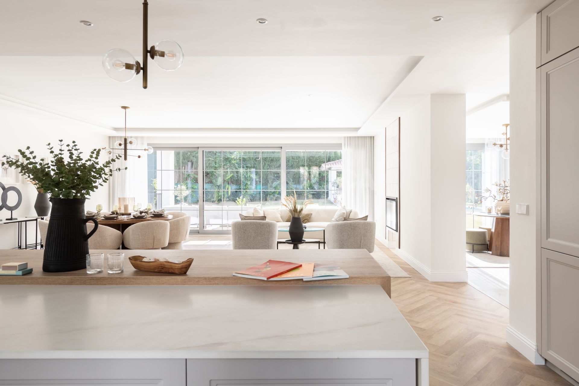 Refined contemporary residence set within the prestigious Los Arqueros community in Benahavís