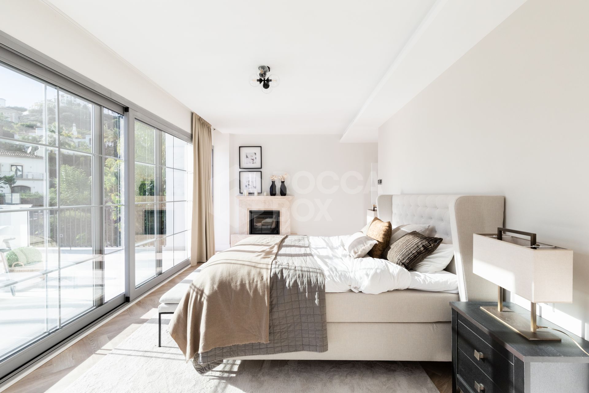 Refined contemporary residence set within the prestigious Los Arqueros community in Benahavís