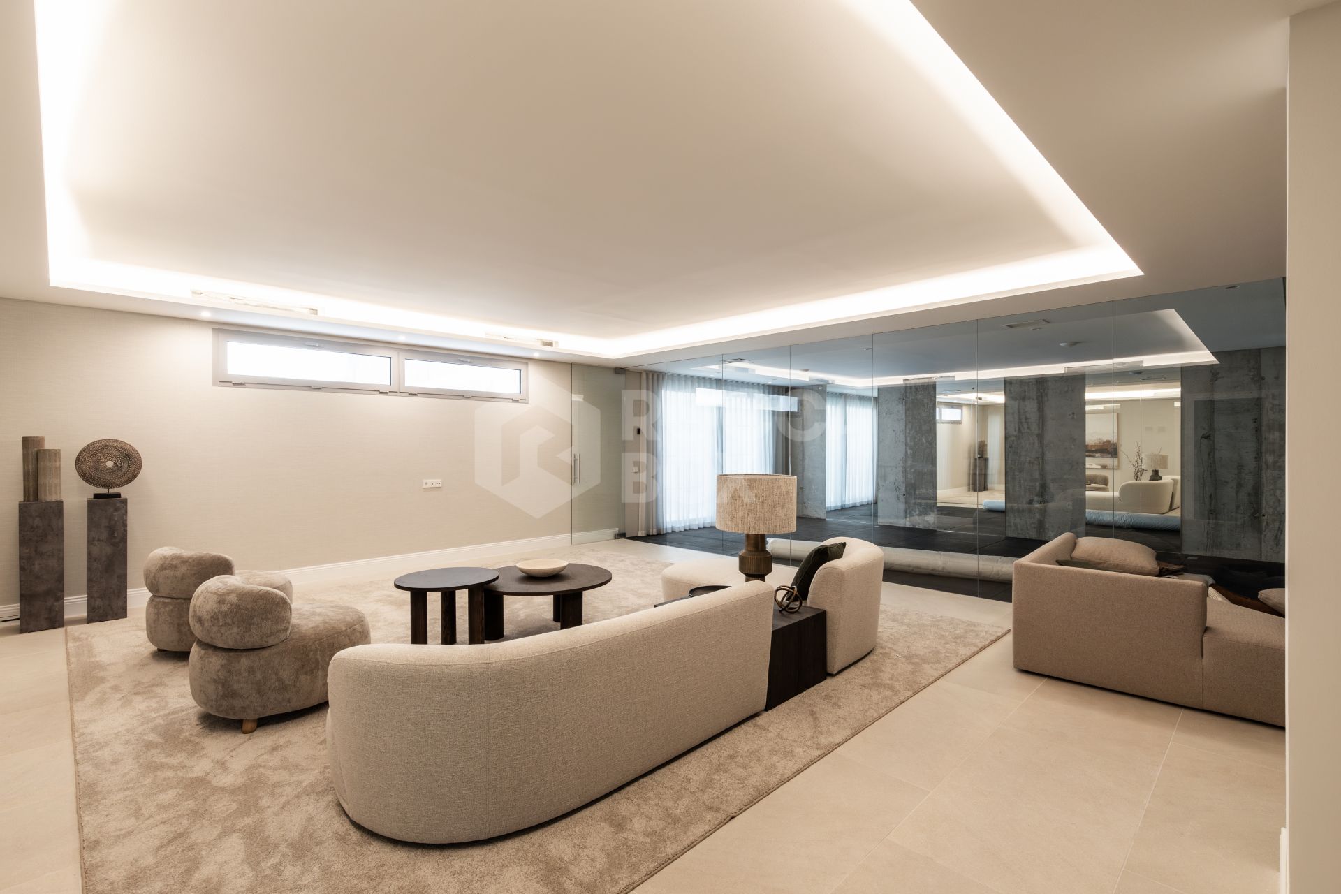 Refined contemporary residence set within the prestigious Los Arqueros community in Benahavís