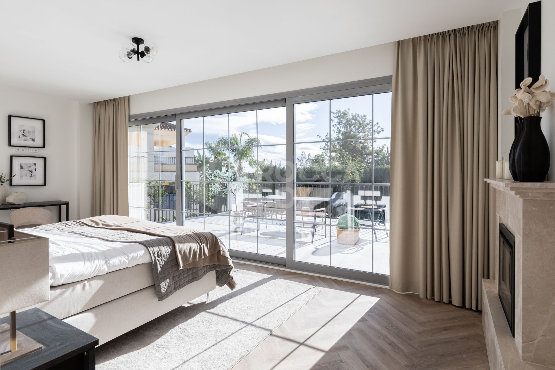 Refined contemporary residence set within the prestigious Los Arqueros community in Benahavís