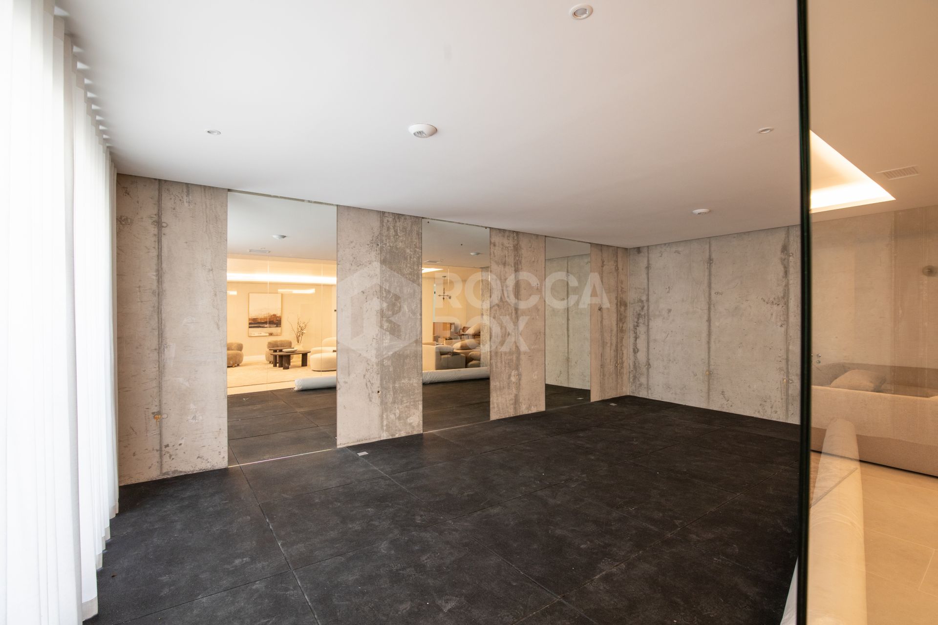 Refined contemporary residence set within the prestigious Los Arqueros community in Benahavís