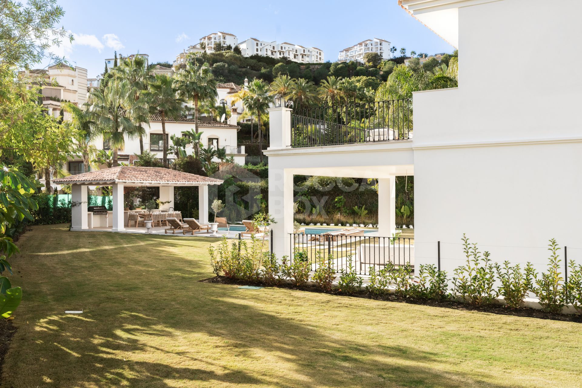 Refined contemporary residence set within the prestigious Los Arqueros community in Benahavís