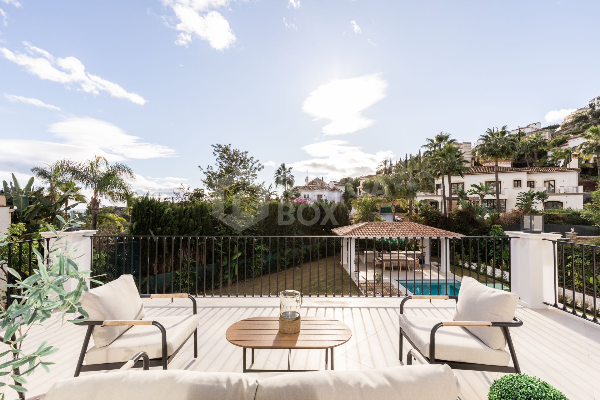 Refined contemporary residence set within the prestigious Los Arqueros community in Benahavís