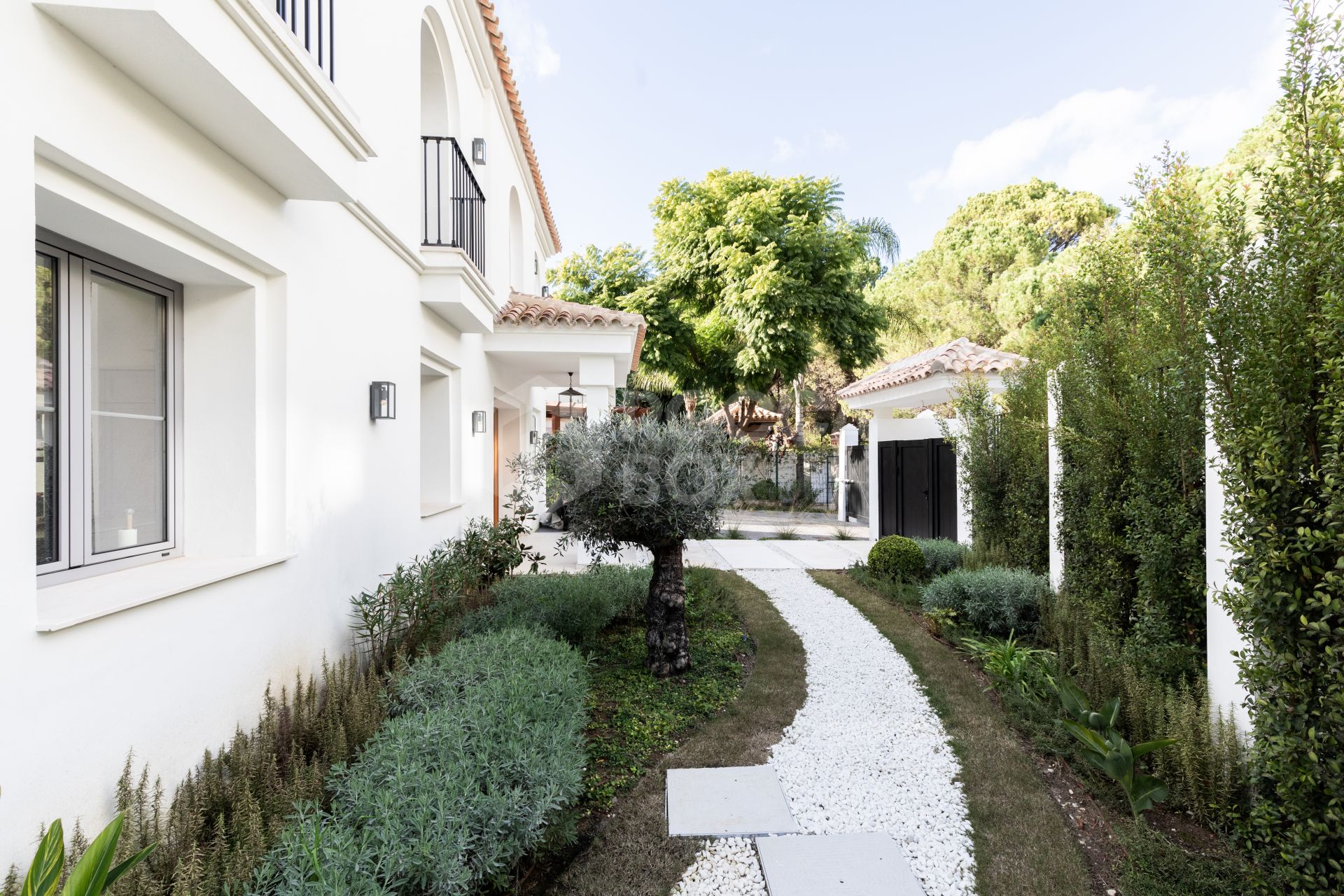 Refined contemporary residence set within the prestigious Los Arqueros community in Benahavís