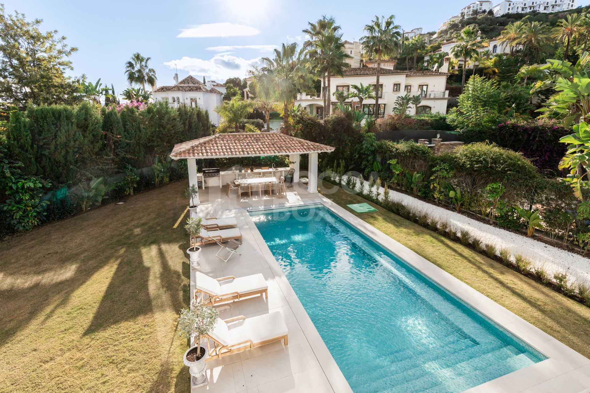 Refined contemporary residence set within the prestigious Los Arqueros community in Benahavís